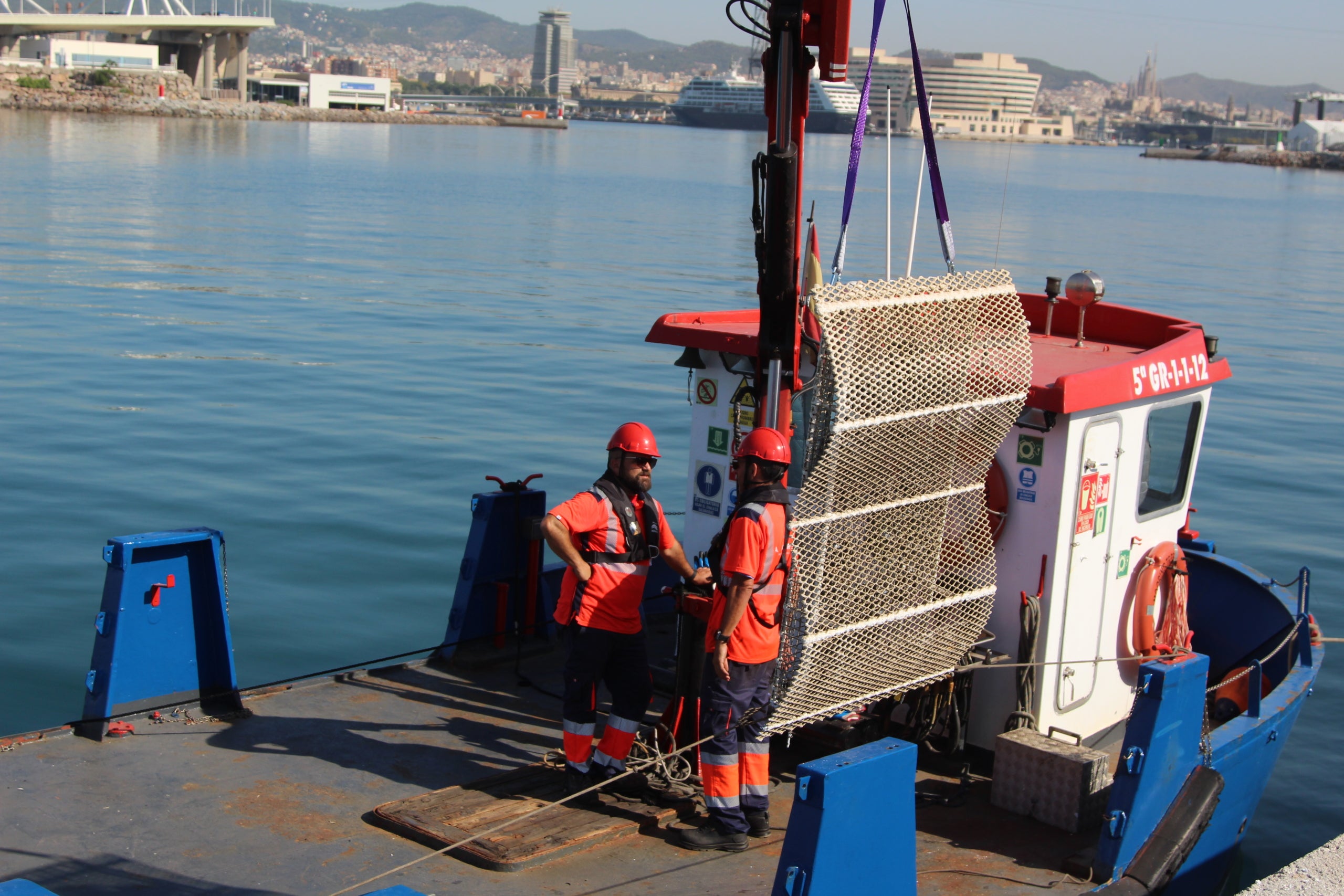 Moment de la instal·lació de les primeres estructures en forma de planxes verticals pensades regenerar la vida marina a la bocana nord del Port / A.R: