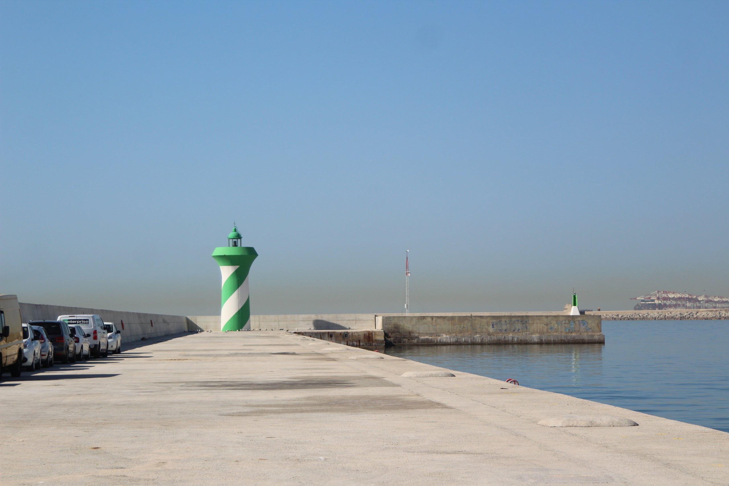 Escullera de la bocana nord del Port de Barcelona, on s'han instal·lat les primeres estructures en forma de planxes verticals pensades regenerar la vida marina / A.R.