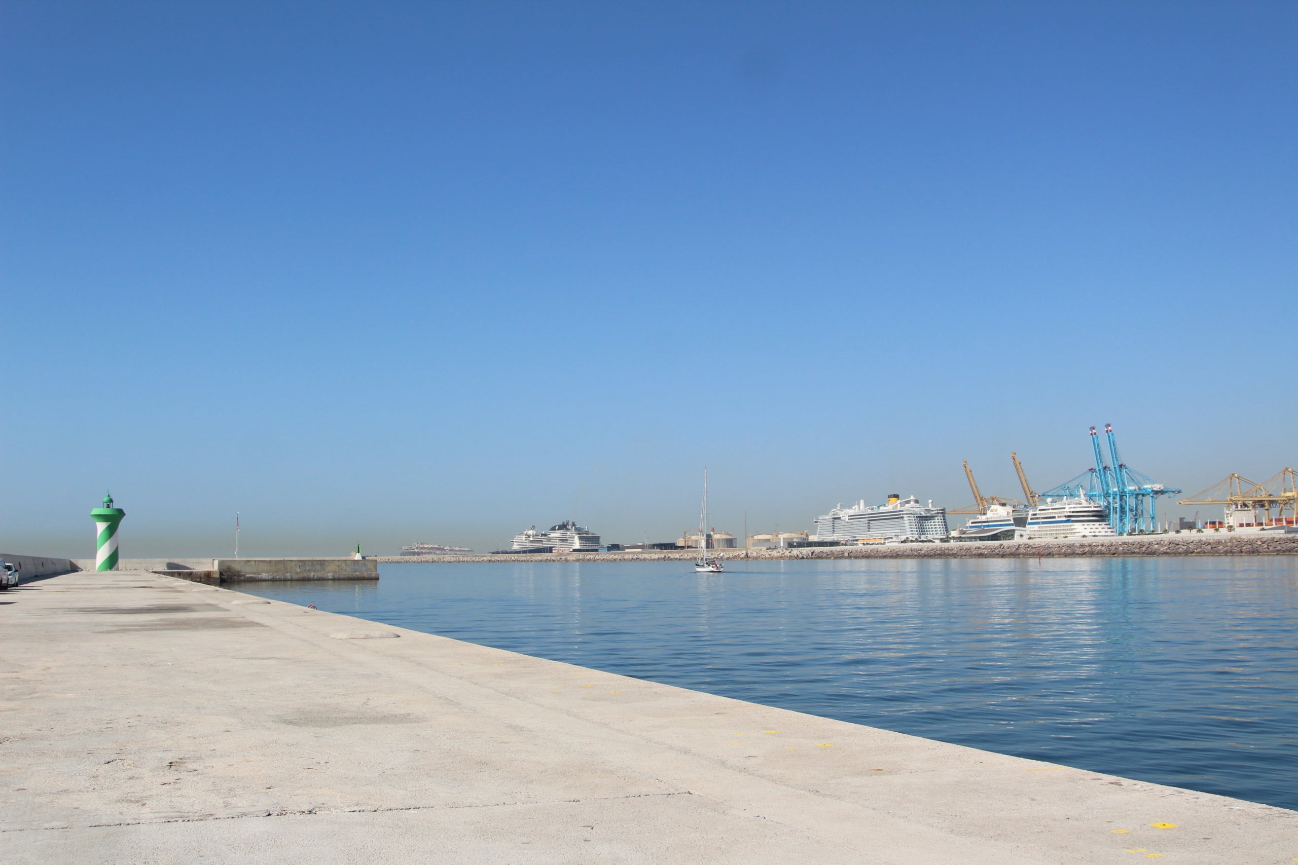 Escullera de la bocana nord del Port de Barcelona, on s'han instal·lat les primeres estructures en forma de planxes verticals pensades regenerar la vida marina / A.R.