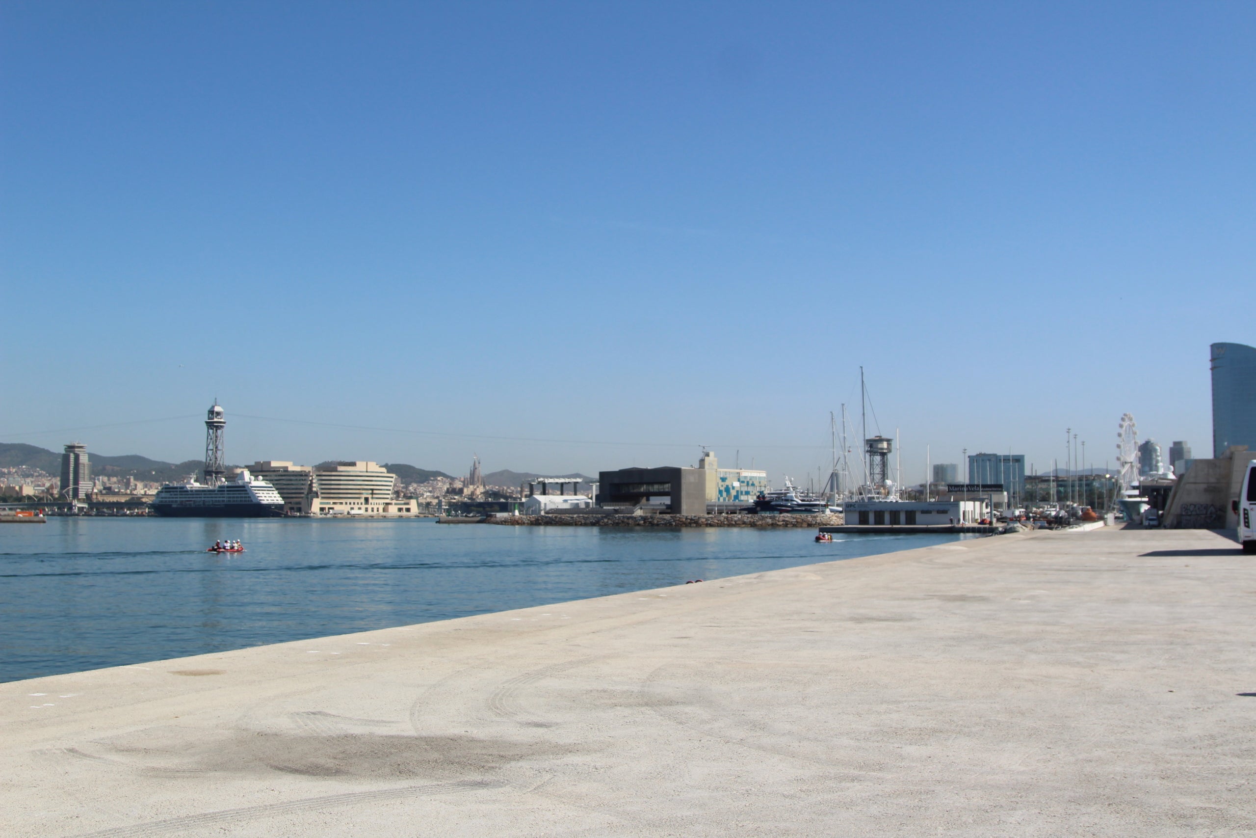 Escullera de la bocana nord del Port de Barcelona, on s'han instal·lat les primeres estructures en forma de planxes verticals pensades regenerar la vida marina / A.R.