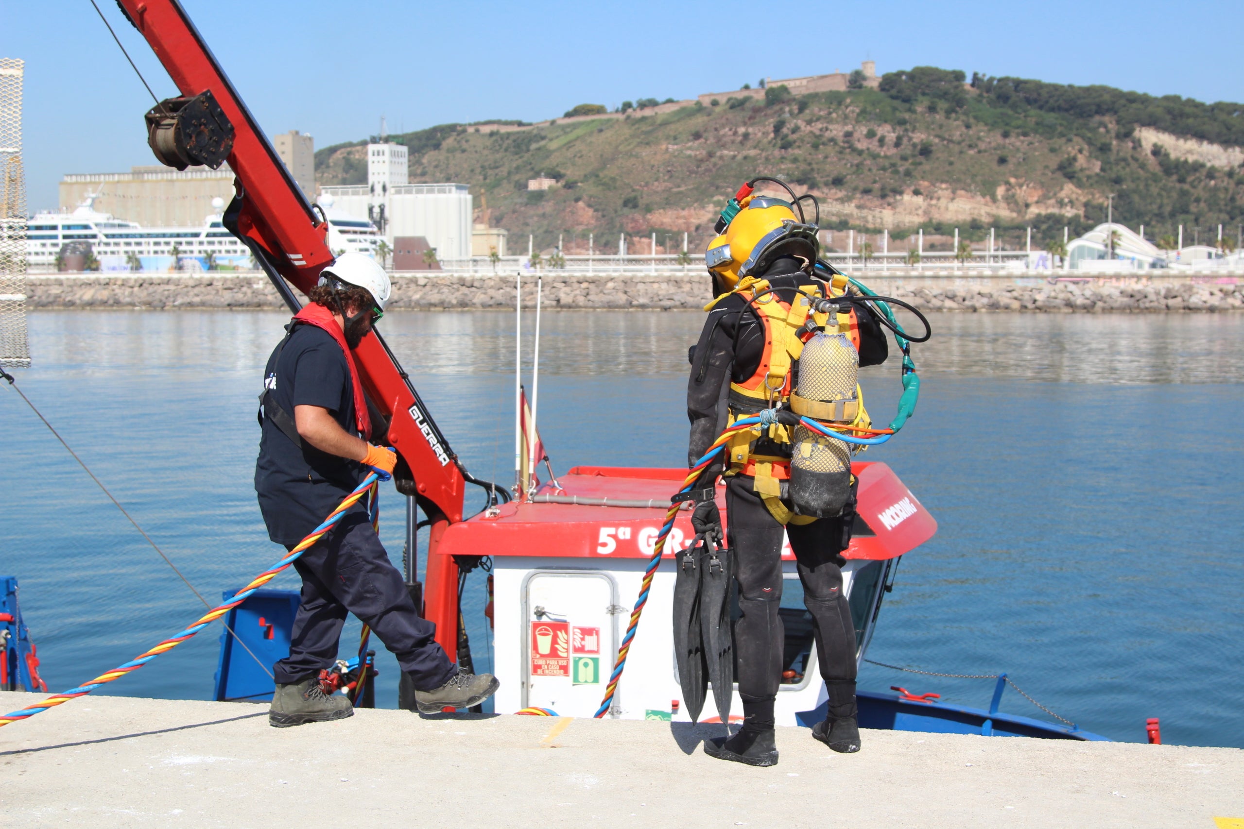 Moment de la instal·lació de les primeres estructures en forma de planxes verticals pensades regenerar la vida marina a la bocana nord del Port / A.R: