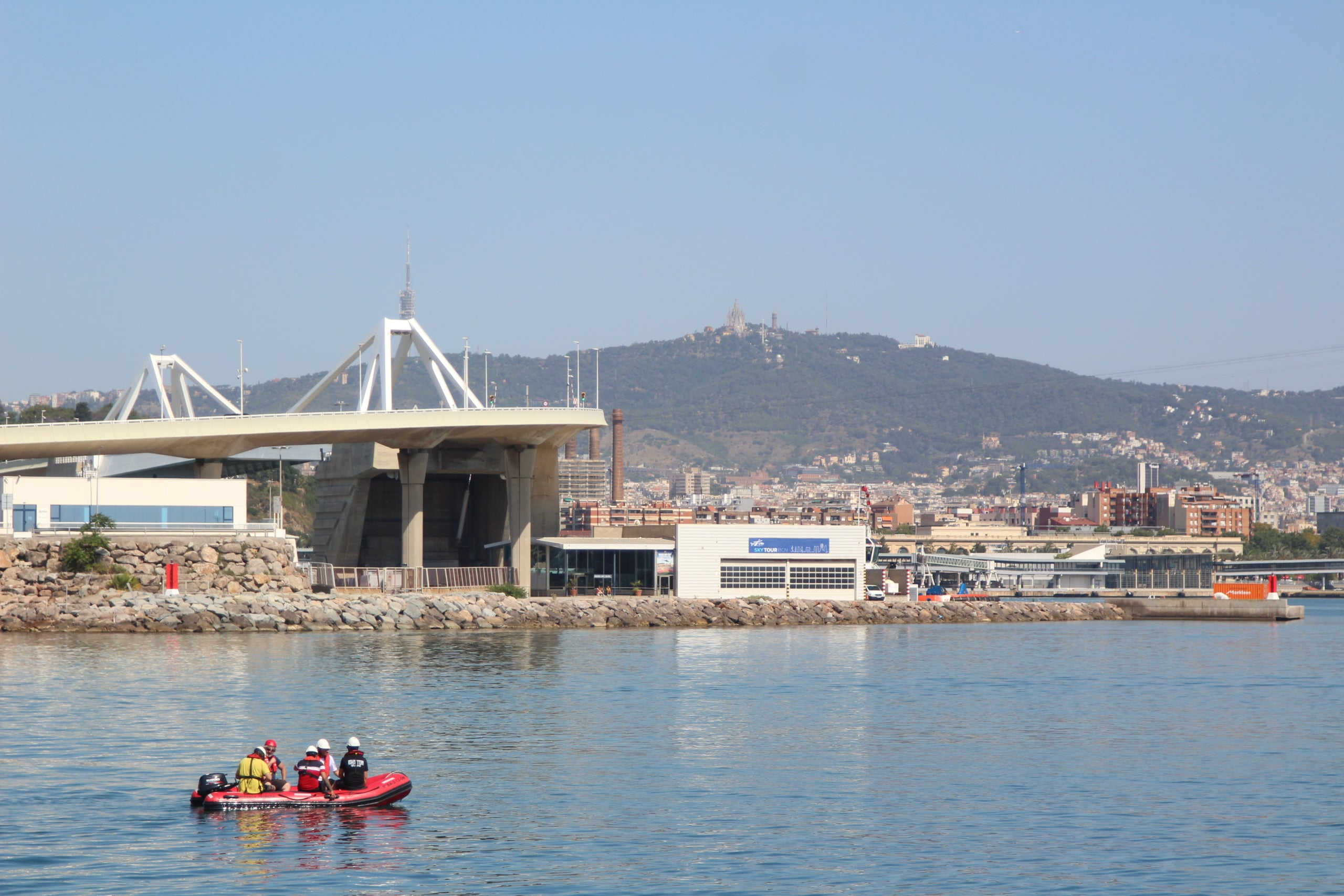 Vistes des de l'escullera de la bocana nord del Port de Barcelona, on s'han instal·lat les primeres estructures en forma de planxes verticals pensades regenerar la vida marina / A.R.