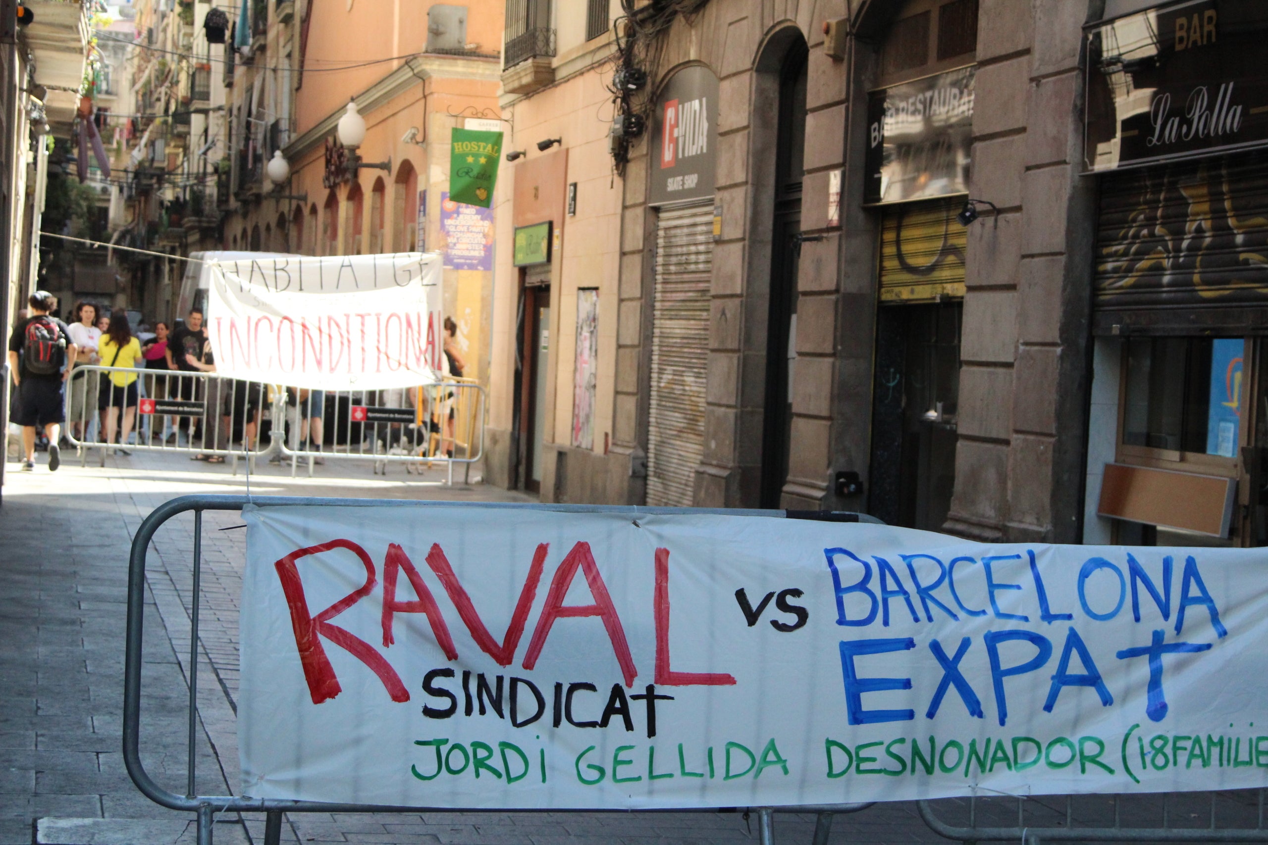 Concentració per evitar el desnonament de l'última família que resistia al número 24 del carrer del Tigre del Raval / A.R.