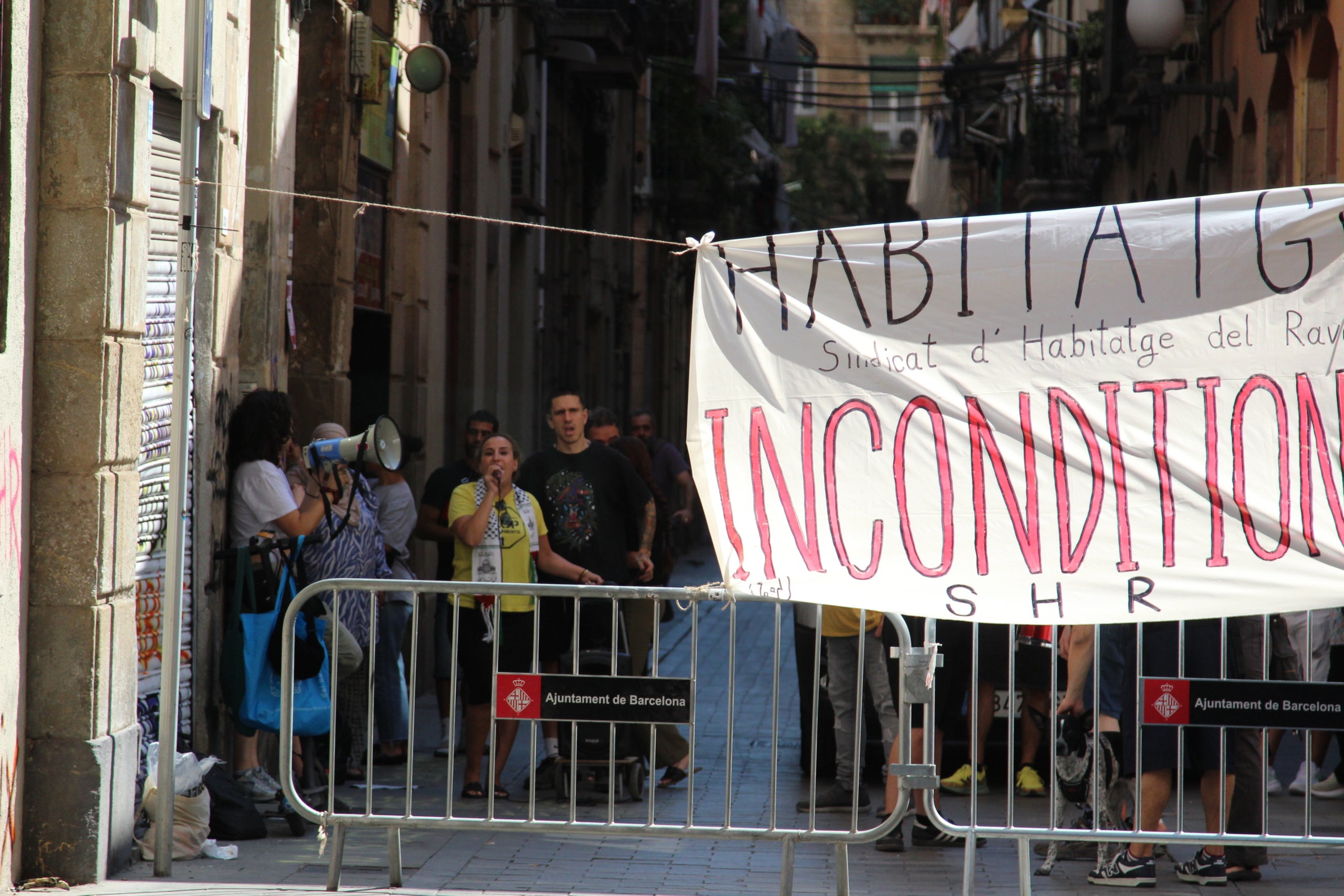Concentració per evitar el desnonament de l'última família que resistia al número 24 del carrer del Tigre del Raval / A.R.