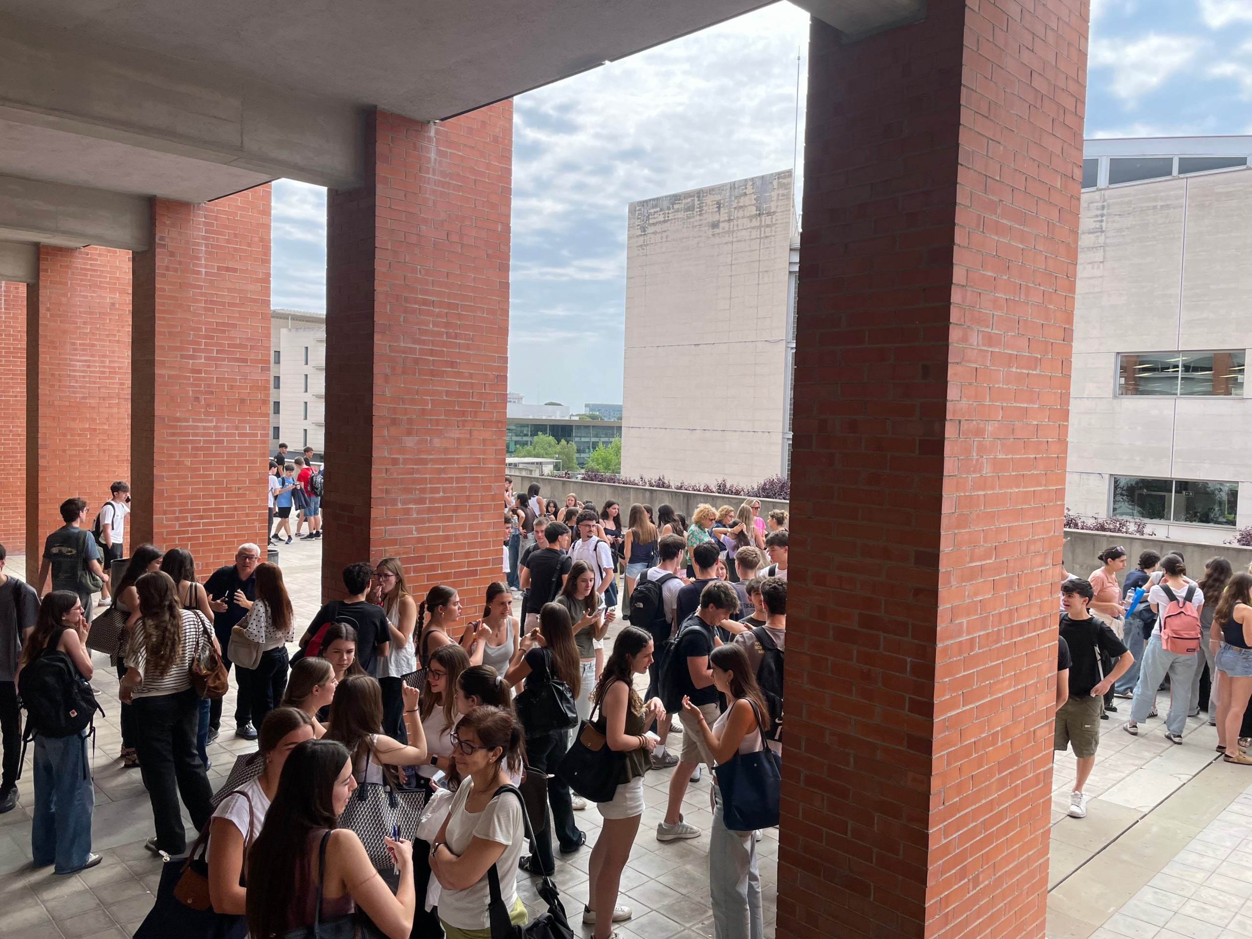 Alumnes durant el primer dia de la selectivitat al Campus Nord de la Universitat Politècnica de Catalunya (UPC) / A.R.