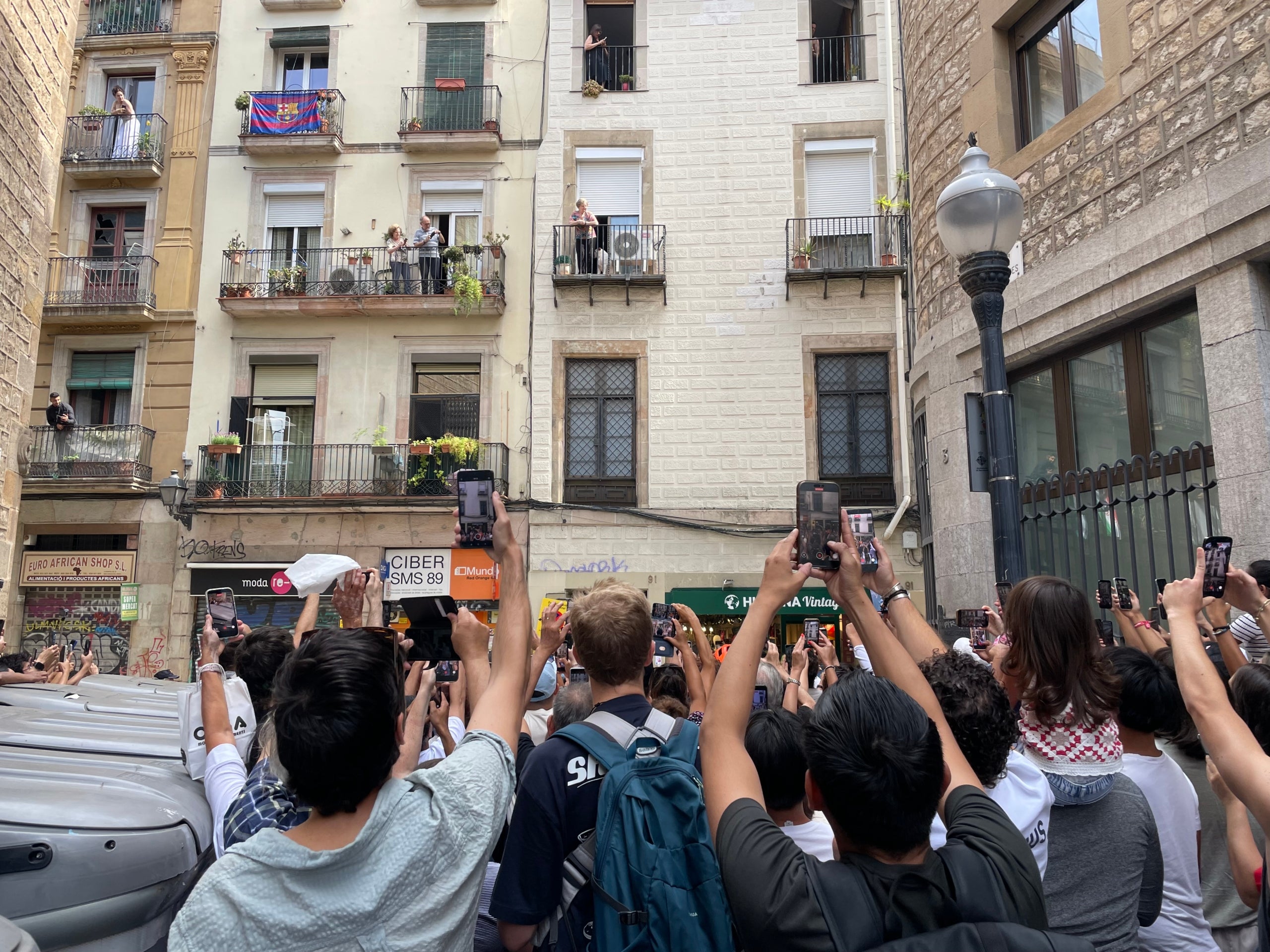 Màxima expectació al Raval per la visita del papa Lleó XIV a la parròquia de Sant Agustí / A.R.