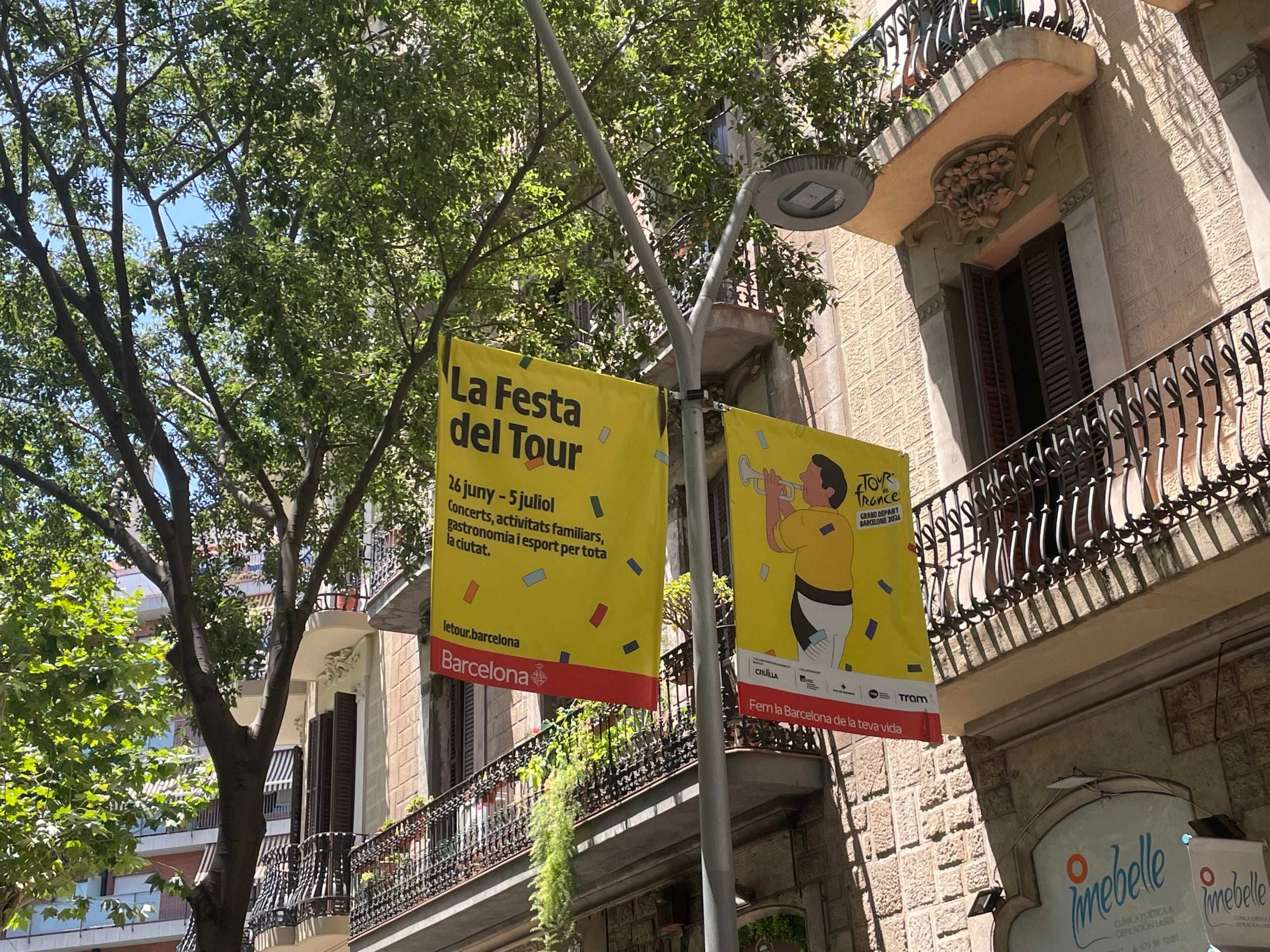 Els missatges i consignes anunciant l'inici del Tour de França que han aparegut en diferents carrers de Barcelona / A.R.