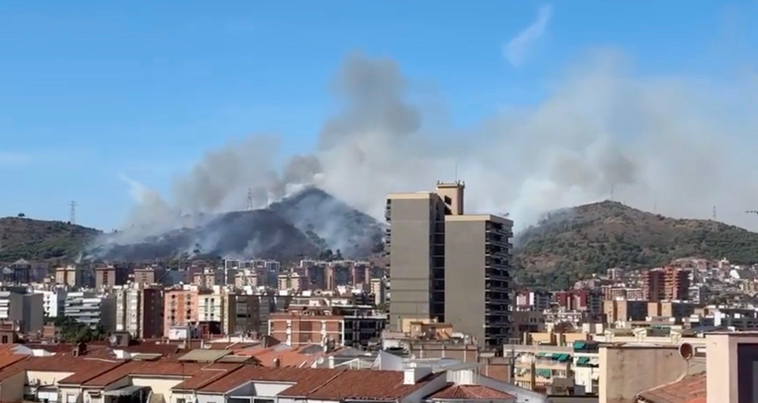 La columna de fum de l'incendi de Collserola, vista des de Nou Barris / Cedida