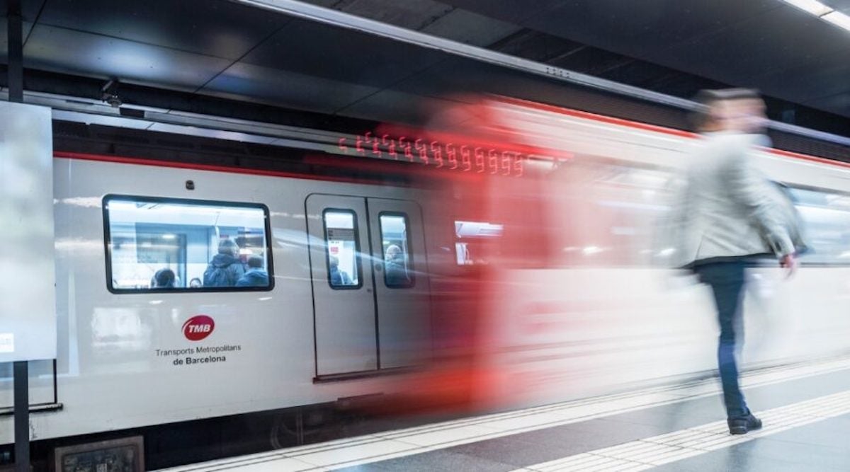 Un passatger en una andana del metro / Ajuntament de Barcelona
