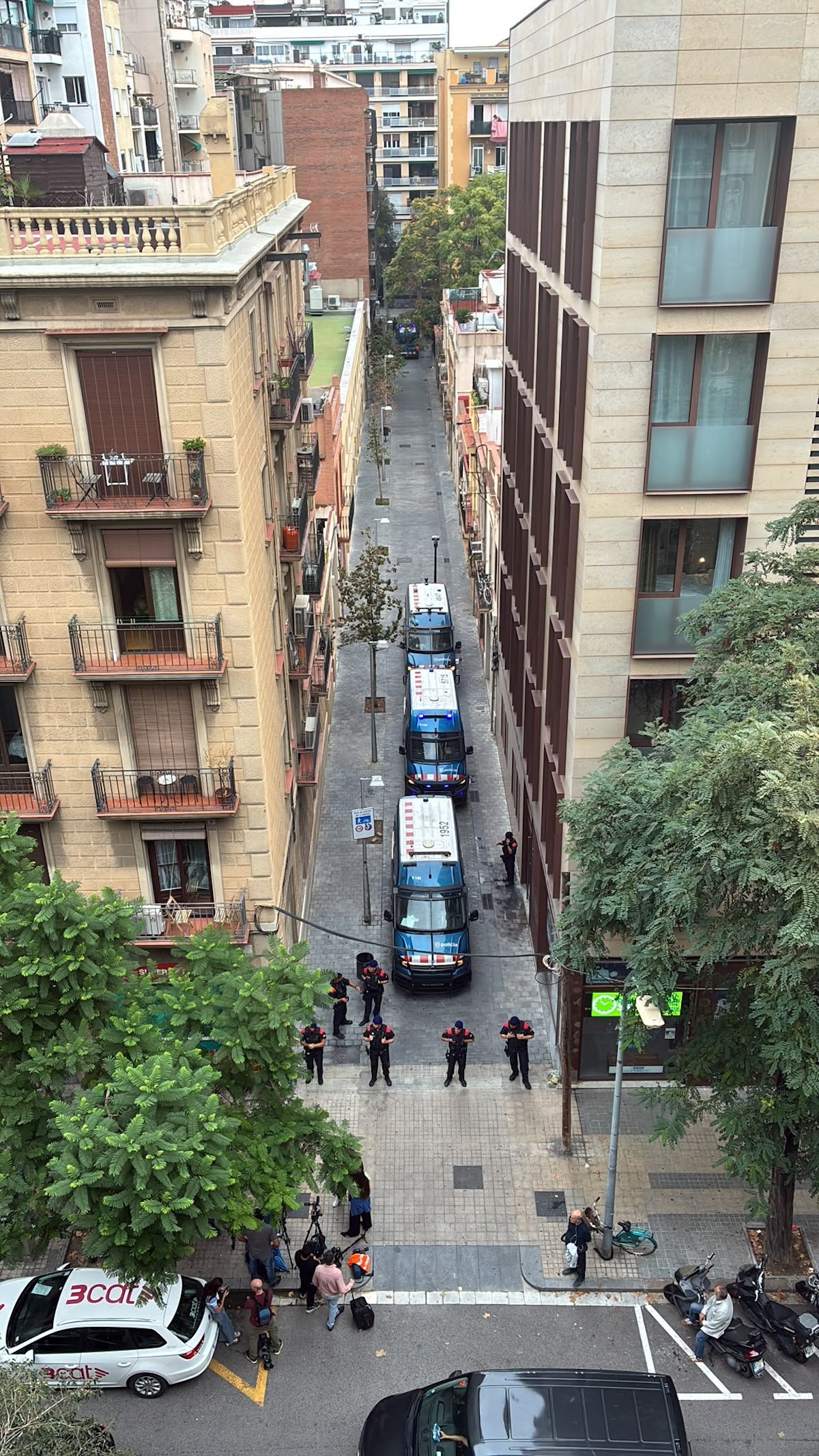 Furgons dels Mossos davant la seu de Junts durant la protesta dels moviments prohabitatge / Cedida