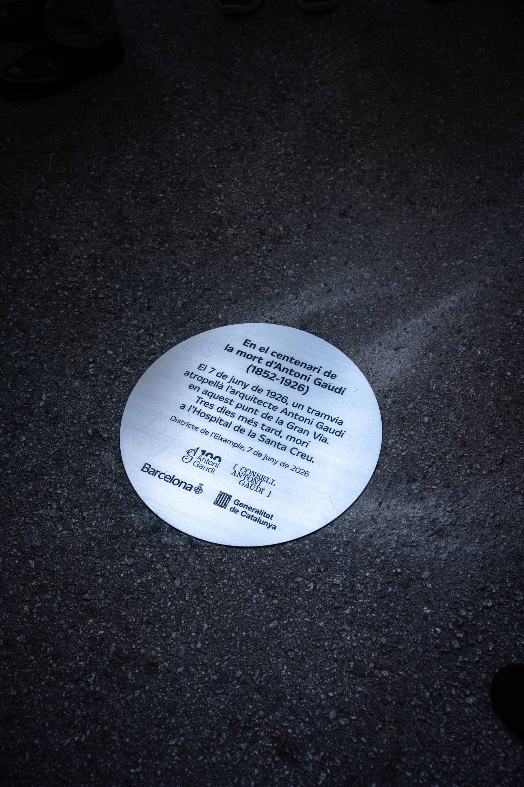 La placa en record d'Antoni Gaudí que l'Ajuntament ha posat a la Gran Via, on va ser atropellat / Ajuntament de Barcelona