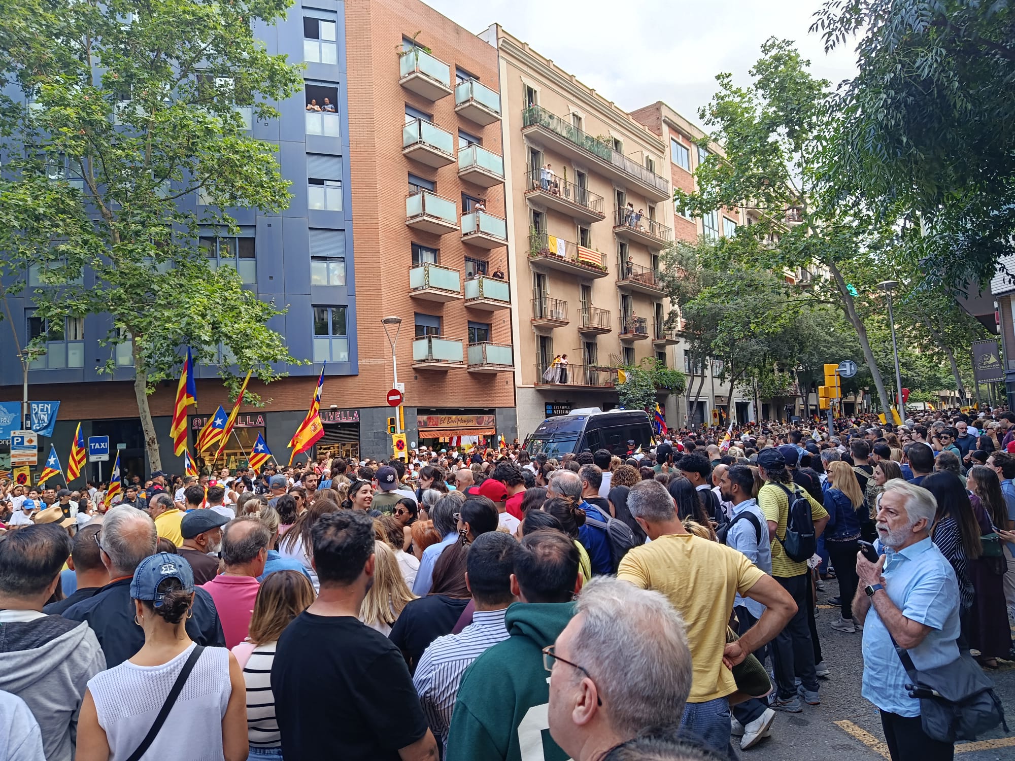 Centenars de persones esperen l'arribada del papa a Rosselló amb Sardenya / Jordi Subirana