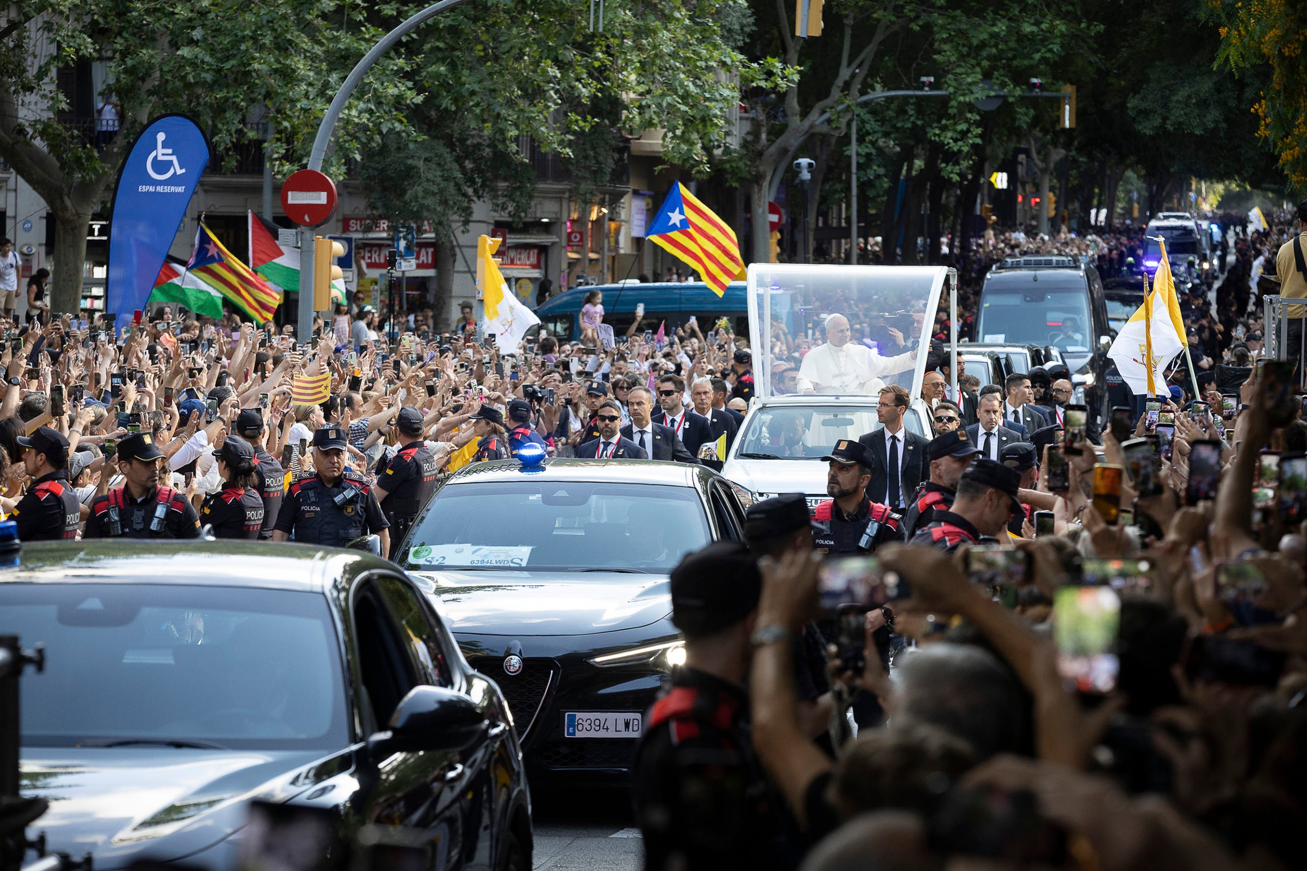 El papa Lleó XIV, al carrer de Rosselló ple de gom a gom / Jordi Play