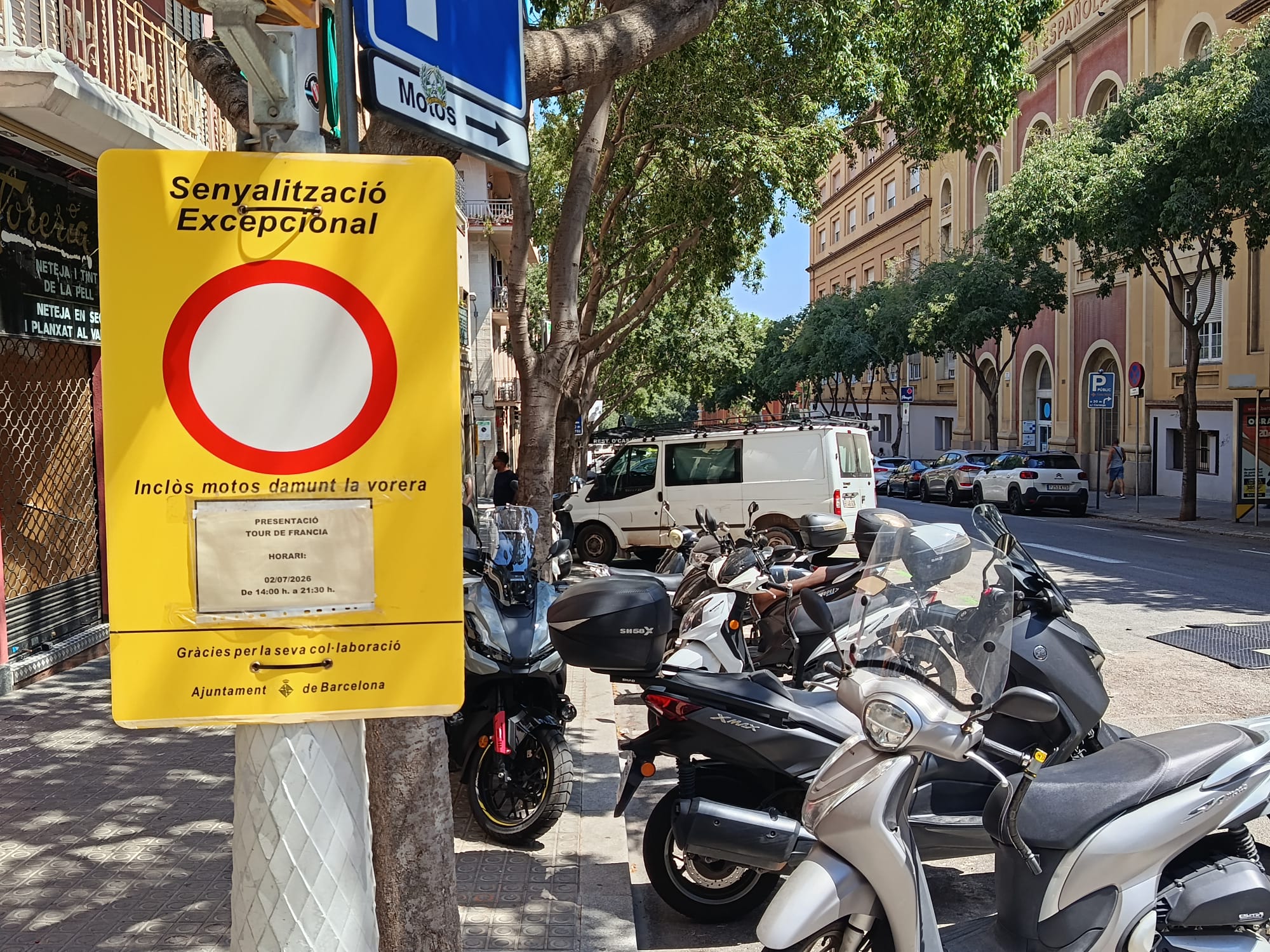 Senyal que prohibeix l'estacionament pel Tour de França, al carrer Dos de Maig / Jordi Subirana