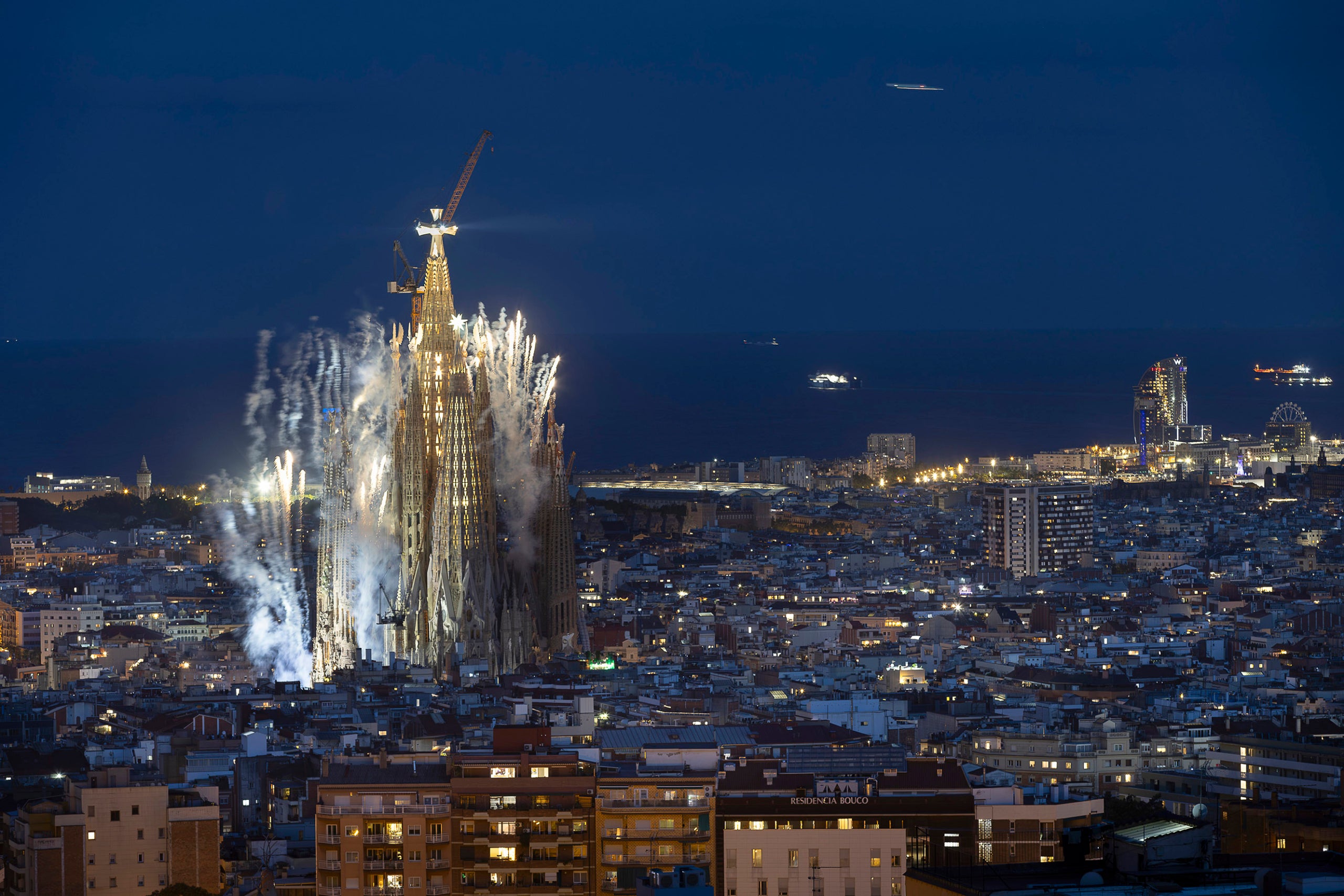 La torre de Jesús i la Sagrada Família, il·luminades / Jordi Play