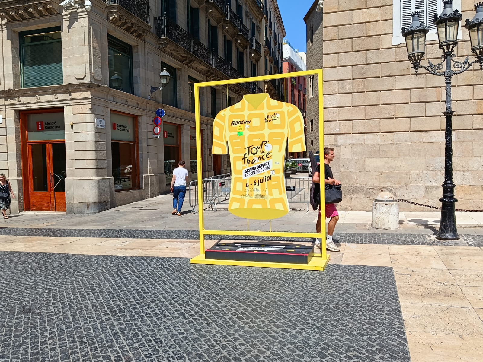 Una acció publicitària del Tour de França, a la plaça de Sant Jaume / Jordi Subirana