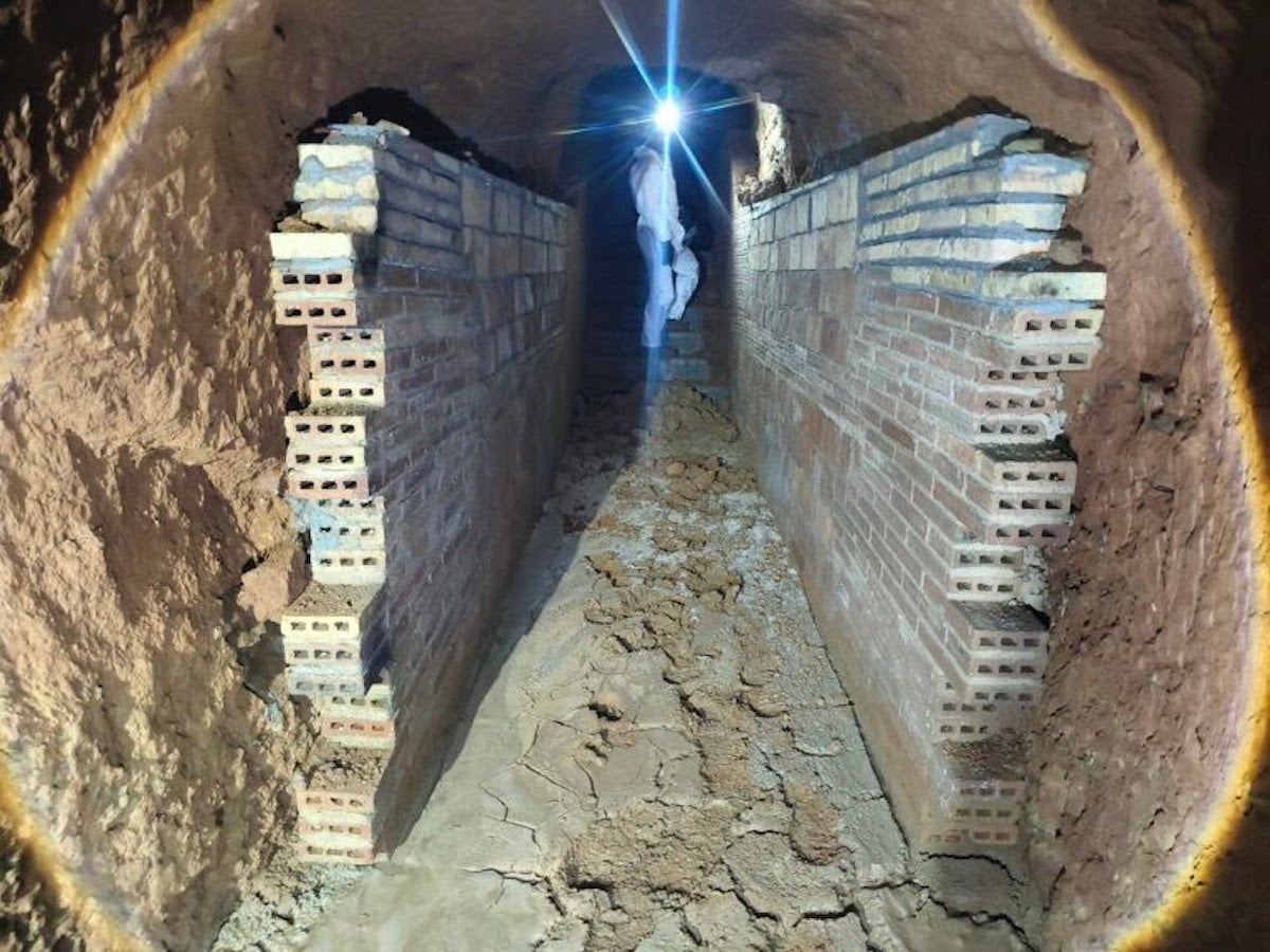 Un dels accessos al refugi antiaeri del 1937 localitzat al carrer de Torrijos durant les obres del Mercat de l'Abaceria / ICUB