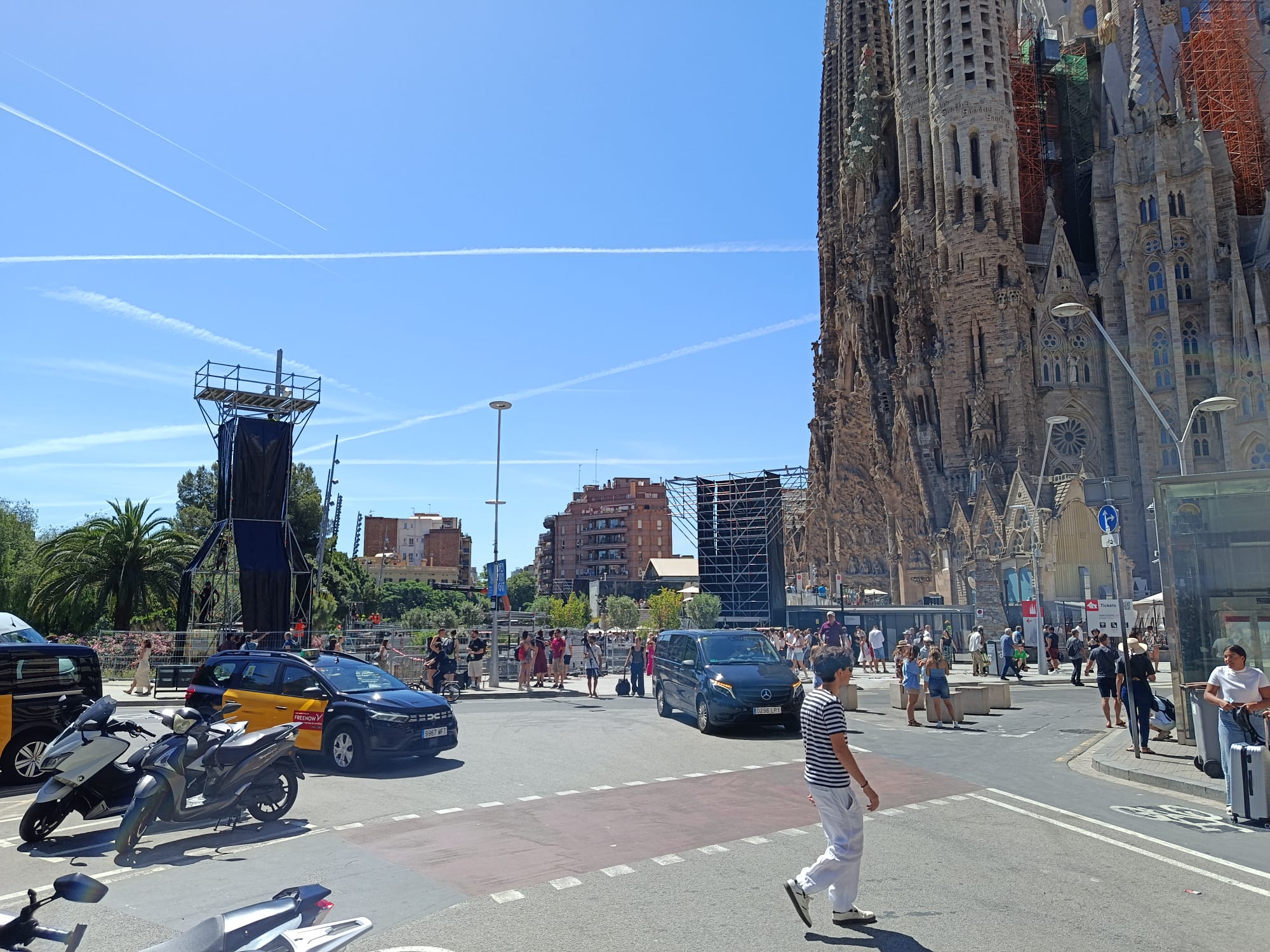 El carrer de Provença amb el de Marina, aquesta setmana, amb els preparatius per la visita del papa Lleó XIV / Jordi Subirana