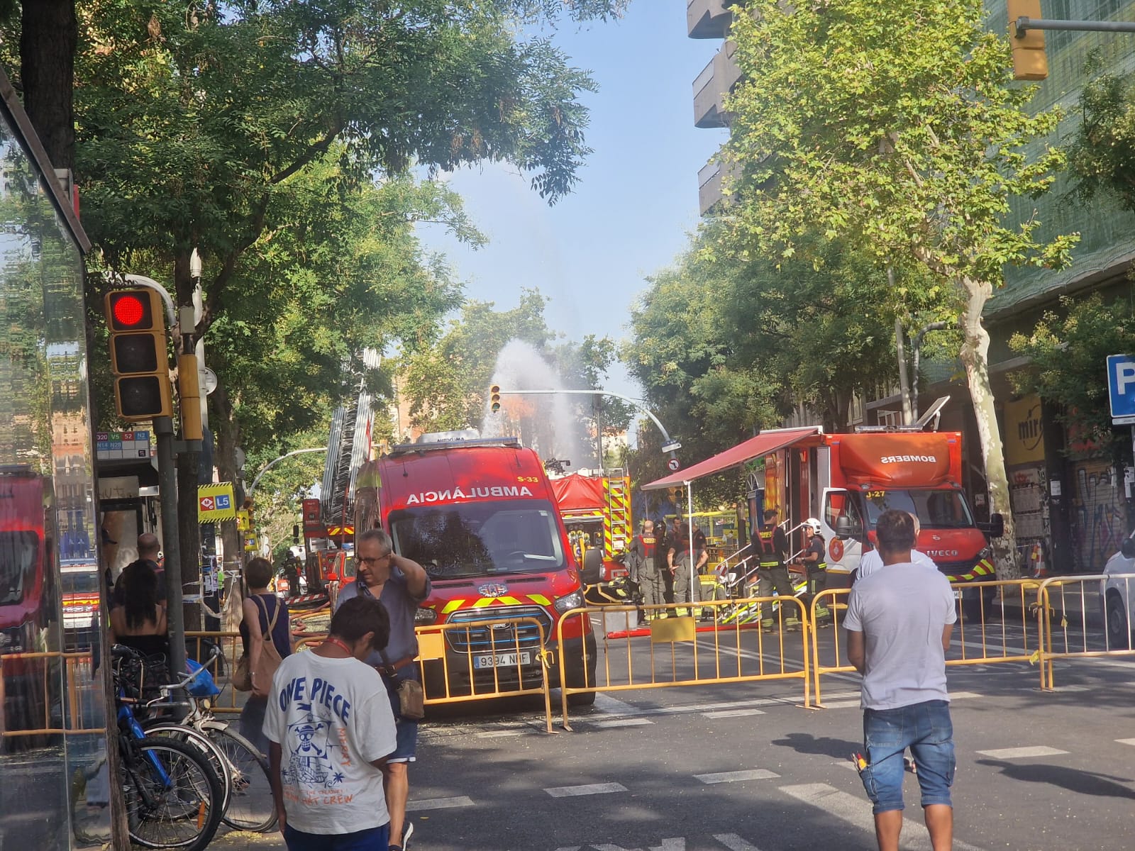 Bombers treballant a la zona de la plaça de Sants per la fuita de gas | ERC
