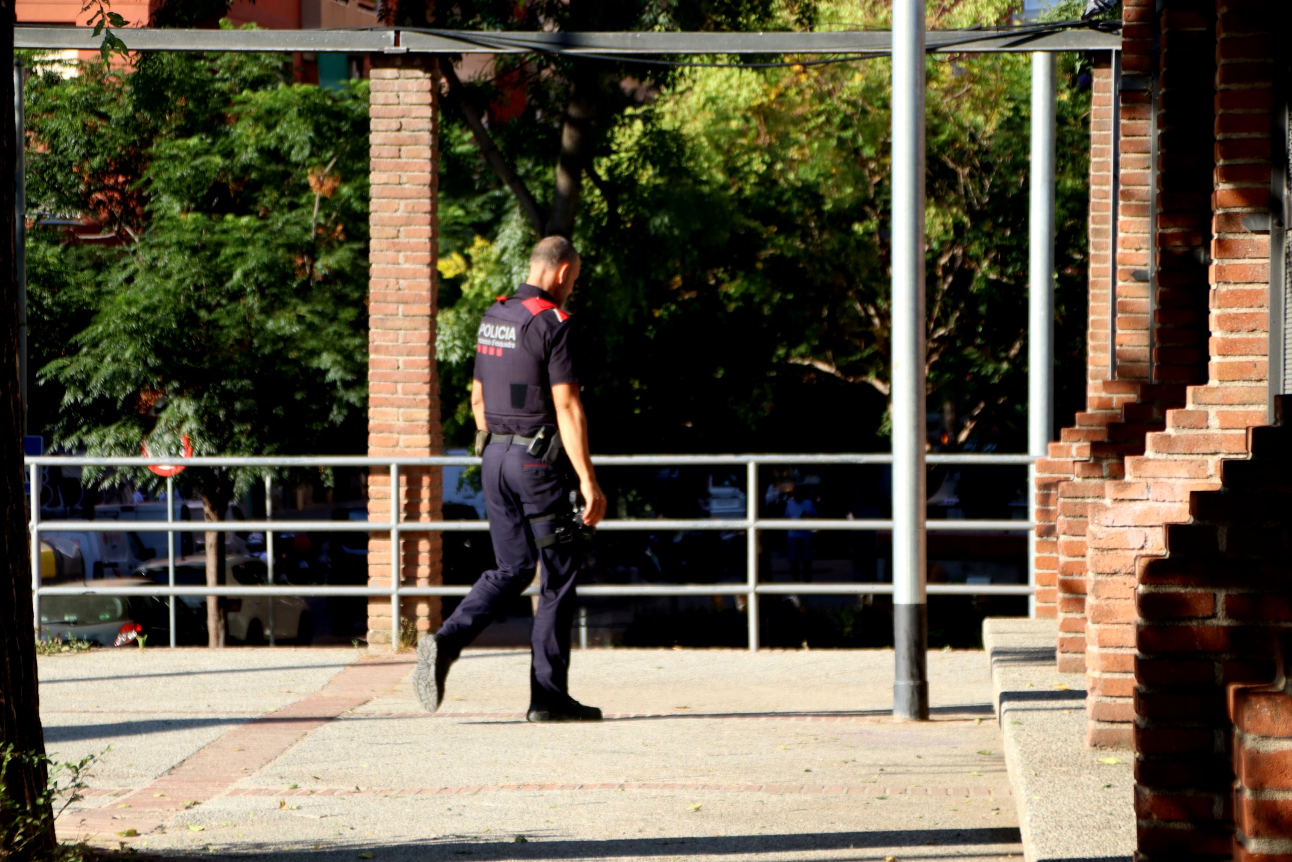 Un agent dels Mossos al Parc de la Pegaso | Blanca Blay (ACN)
