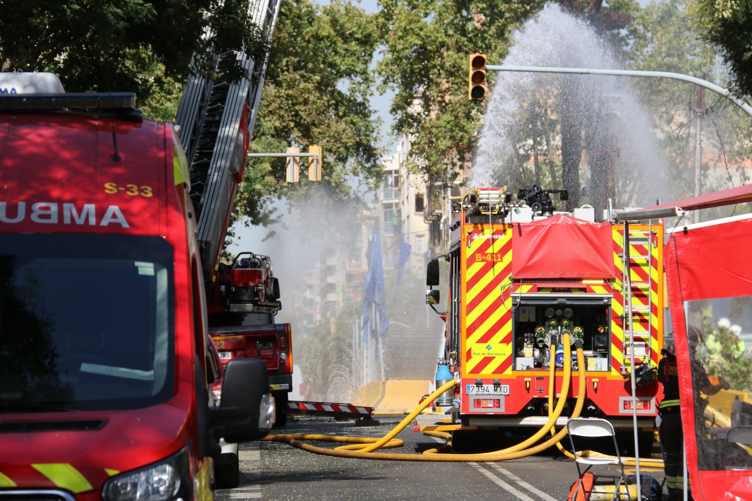Els bombers treballen per extingir la flama en la fuita de gas de Sants / Irene Reina (ACN)