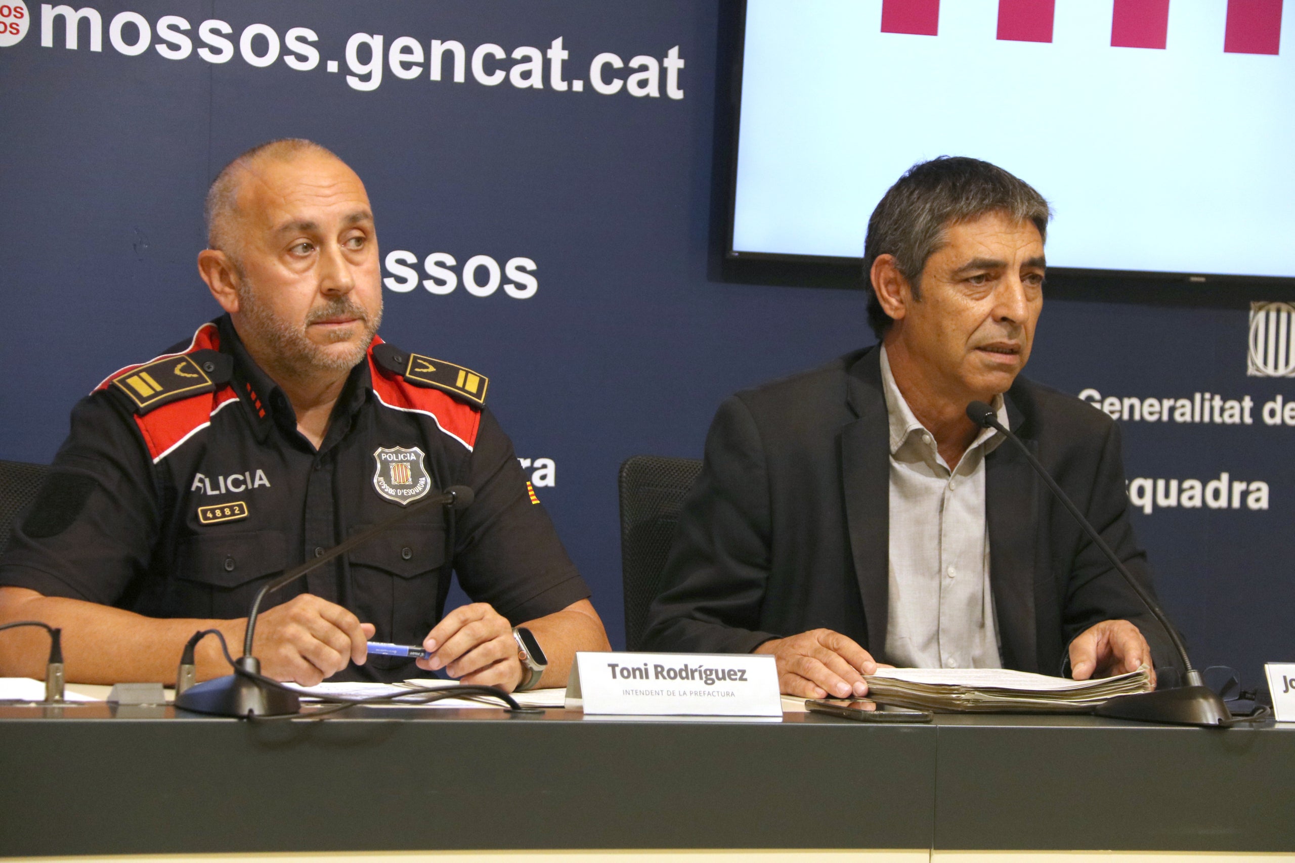 El director general de la Policia, Josep Lluís Trapero, i l’intendent de la prefectura Toni Rodríguez, a la comissaria de Les Corts de Barcelona | Bernat Vilaró (ACN)