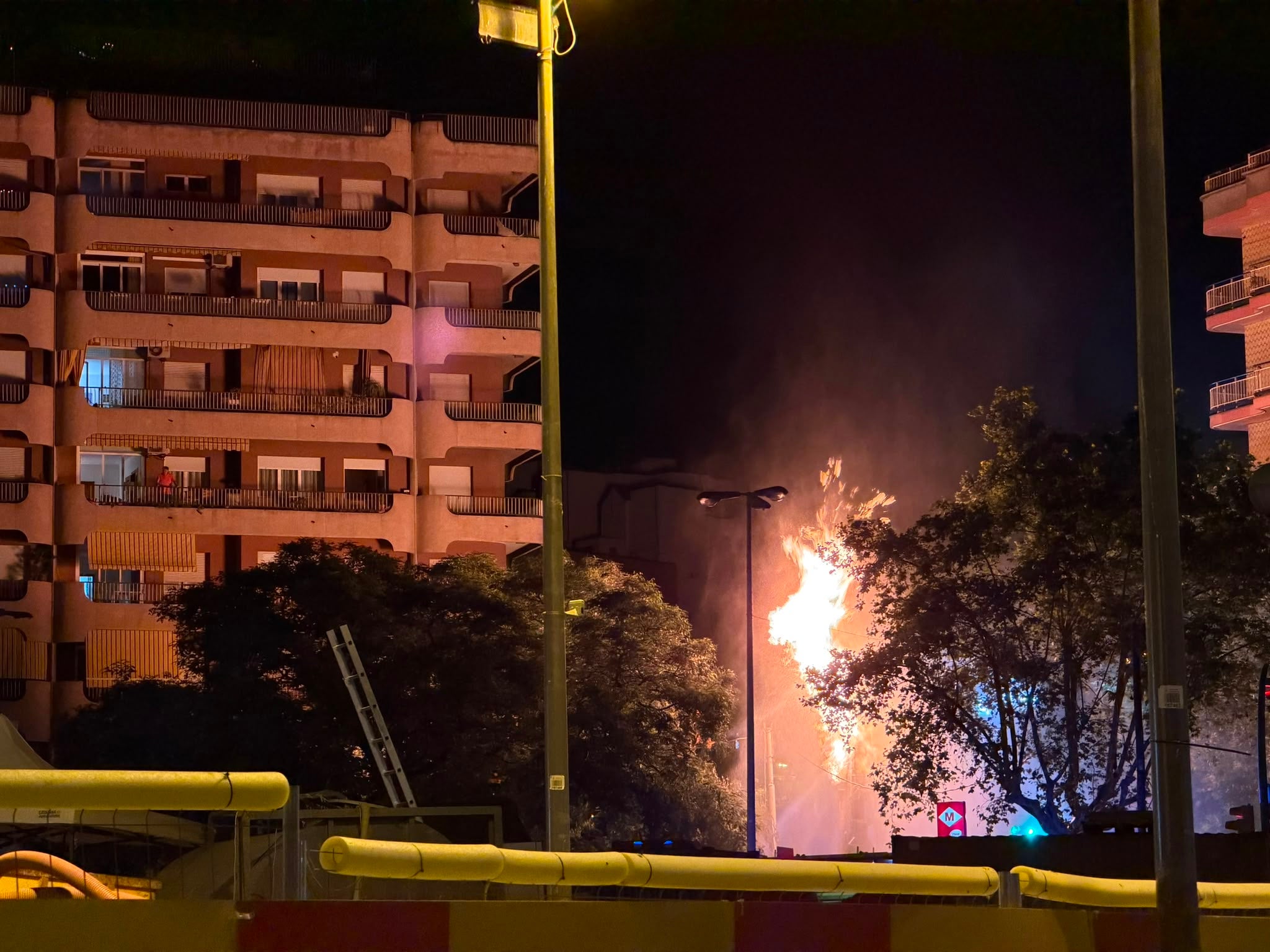 Incendi a la plaça de Sants, després de l'explosió de gas als accessos del metro / ACN-Maria Asmarat 