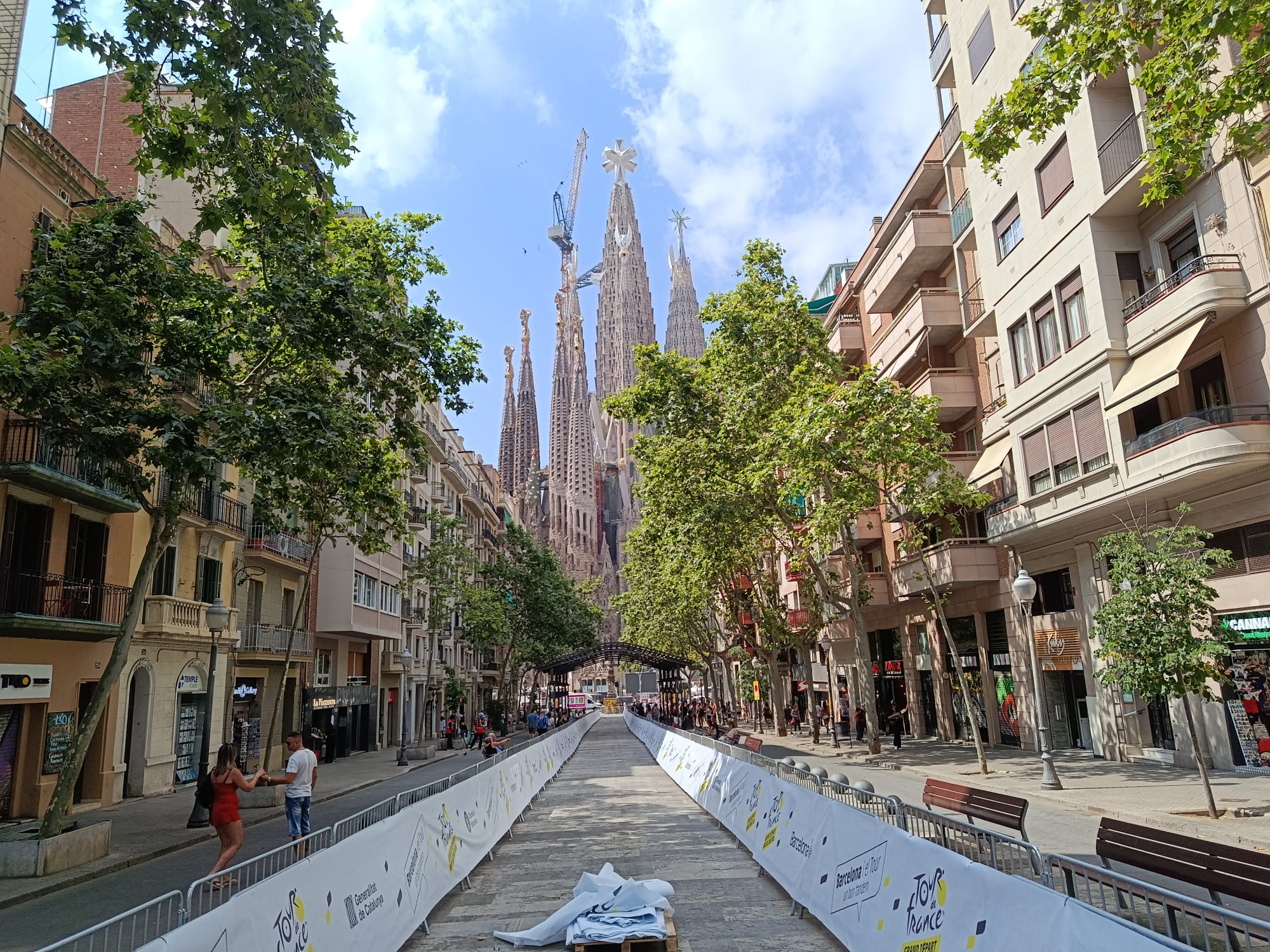 L'avinguda de Gaudí, amb la basílica de la Sagrada Família al fons, sense terrasses i amb tanques per la prova ciclista, aquest dimecres / Jordi Subirana