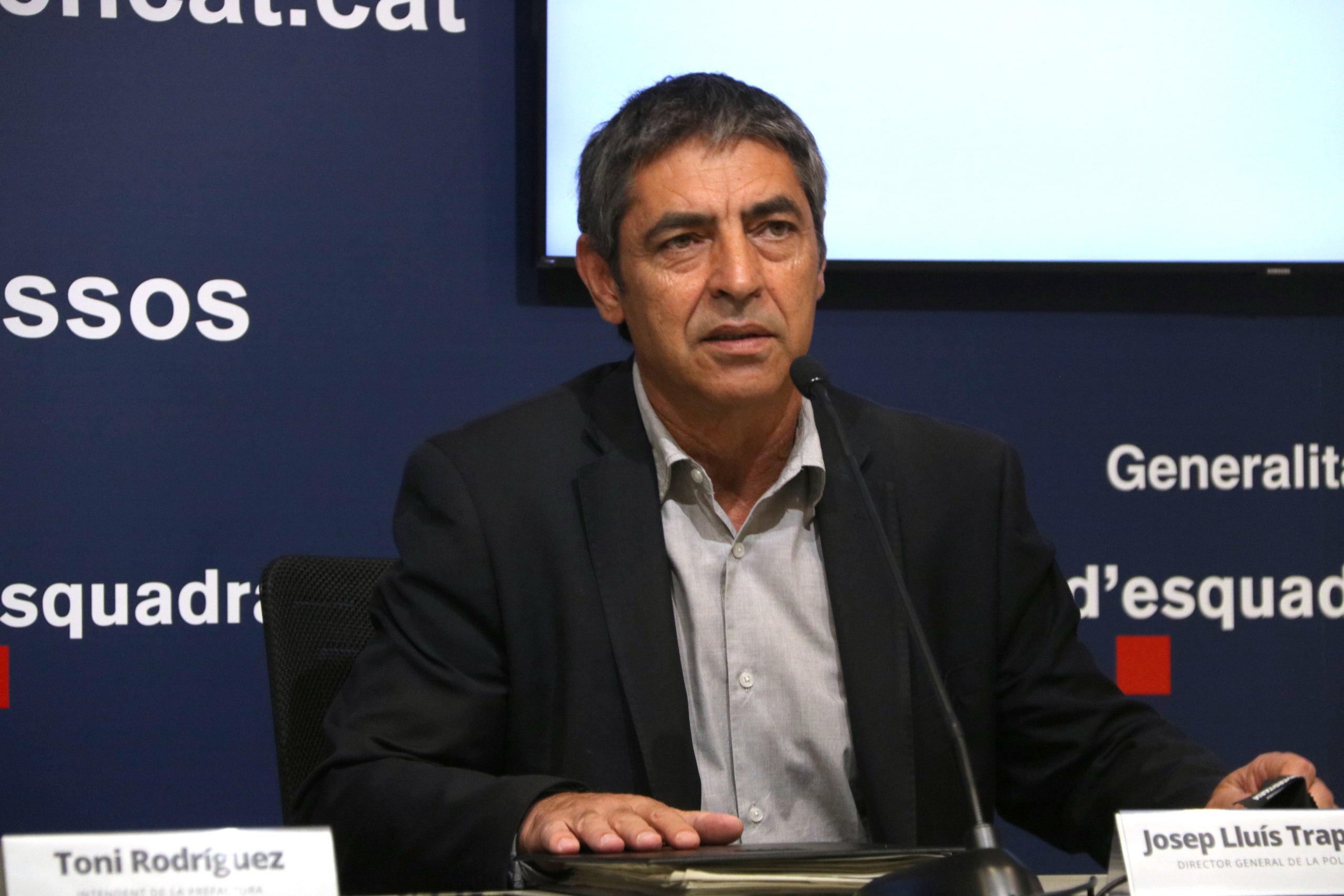 El director general de la Policia, Josep Lluís Trapero, atén la premsa des de la comissaria de Les Corts de Barcelona | Bernat Vilaró (ACN)