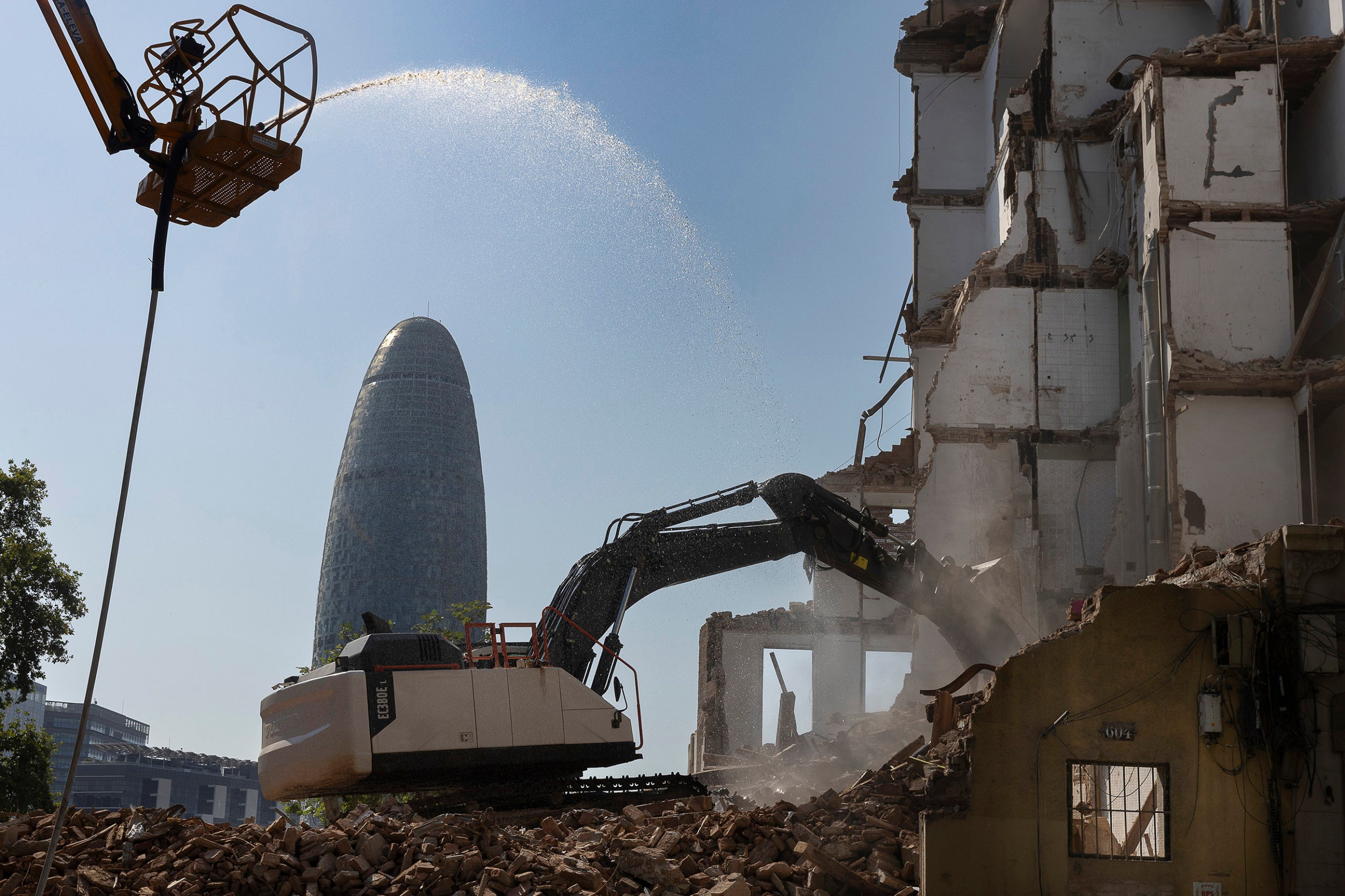 obres, pols, torre agbar, edificis històrics, grua