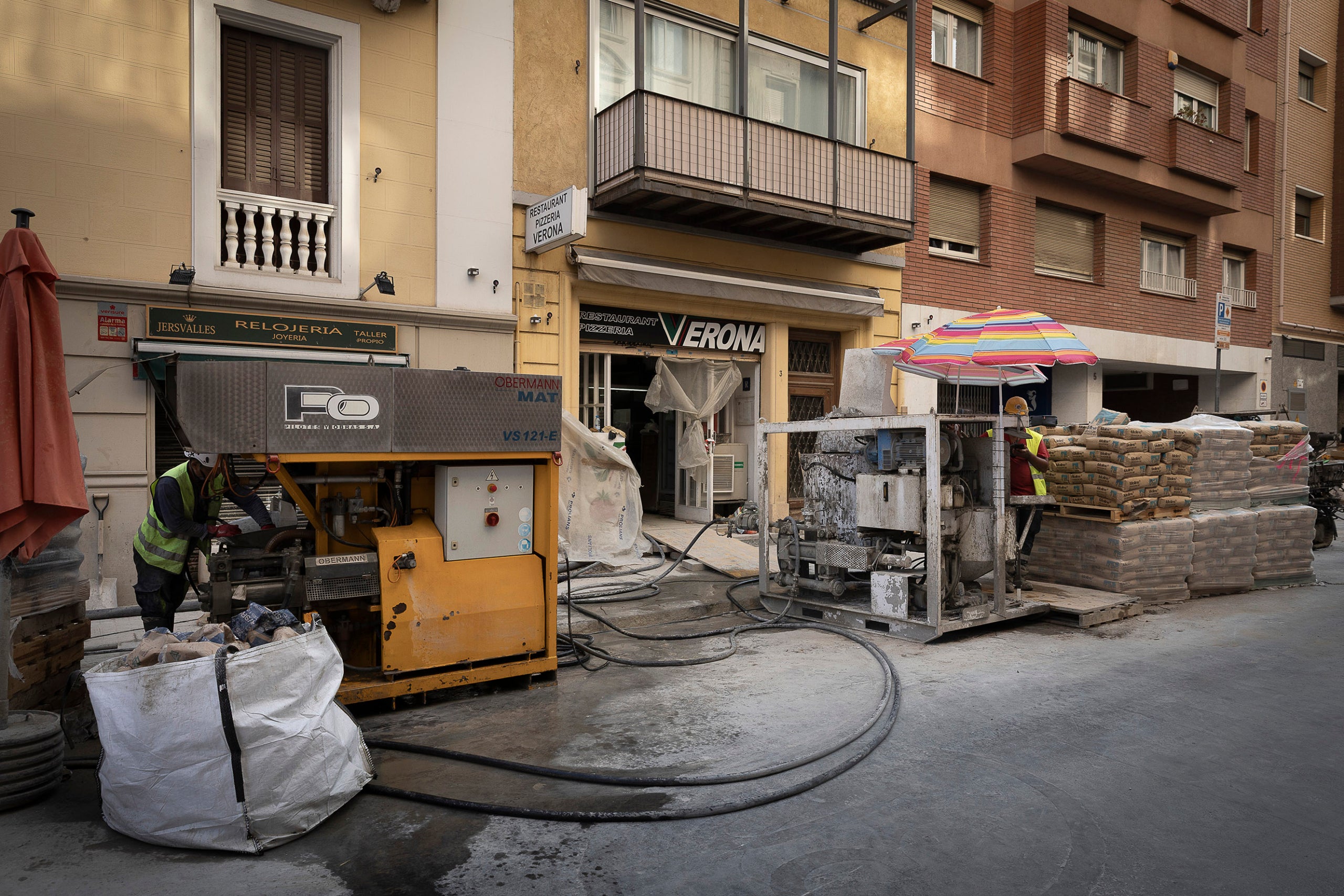 La pizzeria Verona, al carrer de Teodora Lamadrid, el lloc on es va produir l'esvoranc de l'L9 / Jordi Play