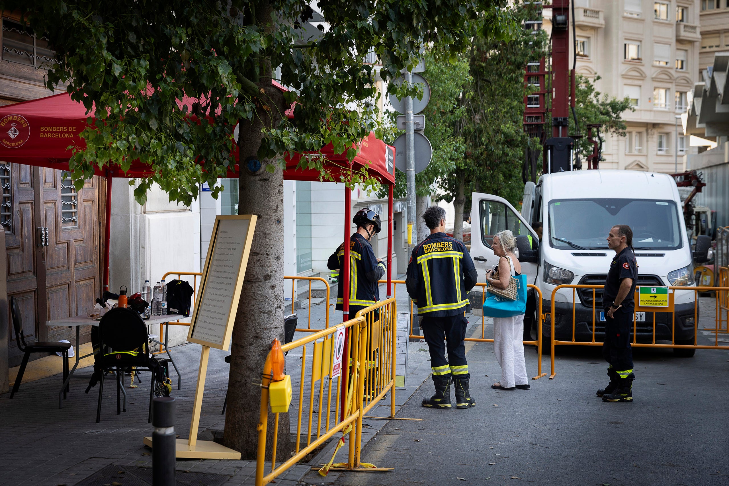 Esvoranc provocat per les obres de la L9 a Sant Gervasi. Bombers informen veïns.
29.07.2026, Barcelona
foto: Jordi Play
