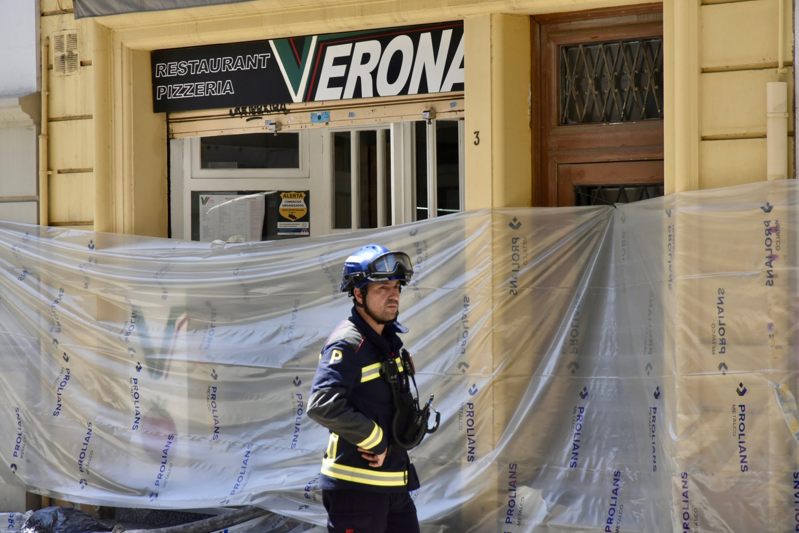 Efectius de bombers durant el desallotjament d'un edifici per un esvoranc en un interior d'illa, a 7 de juliol de 2026, a Barcelona, Catalunya (Espanya). | David Oller (Europa Press)
