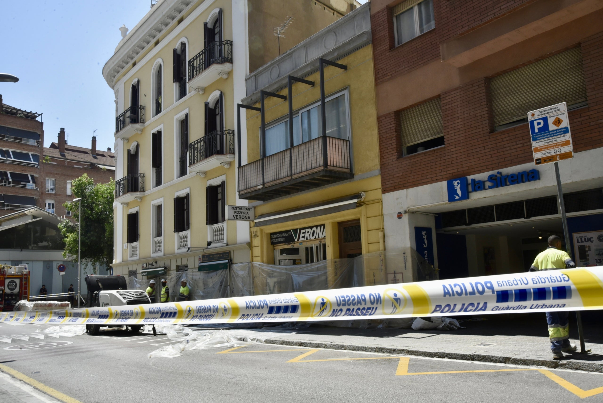 Efectius de bombers durant el desallotjament d'un edifici per un esvoranc en un interior d'illa, a 7 de juliol de 2026, a Barcelona, Catalunya (Espanya). | David Oller (Europa Press)

