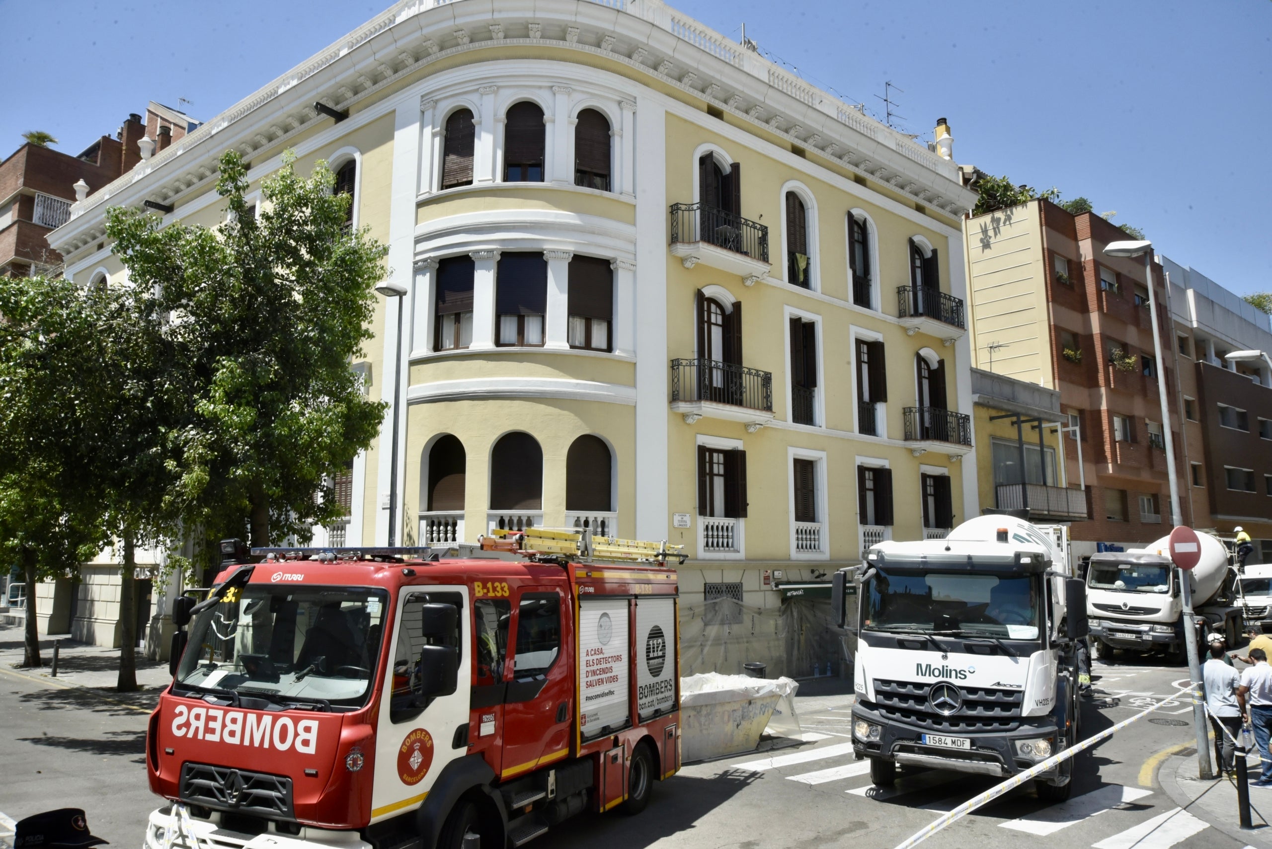Efectius de bombers durant el desallotjament d'un edifici per un esvoranc en un interior d'illa, a 7 de juliol de 2026, a Barcelona, Catalunya (Espanya). | David Oller (Europa Press)
