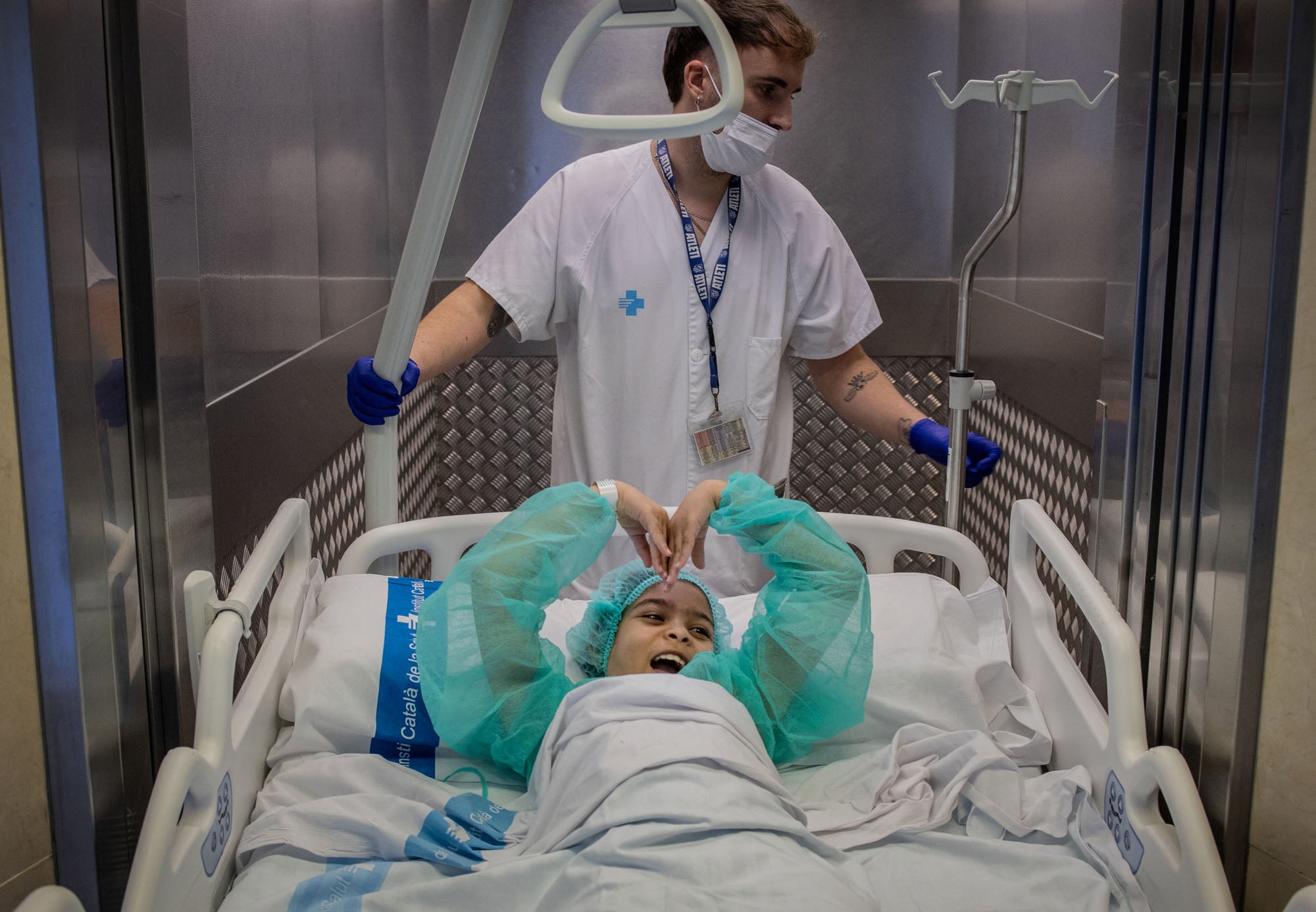 Mayar siendo atendida en el Hospital Germans Trias i Pujol / Foto: Sergi Cámara