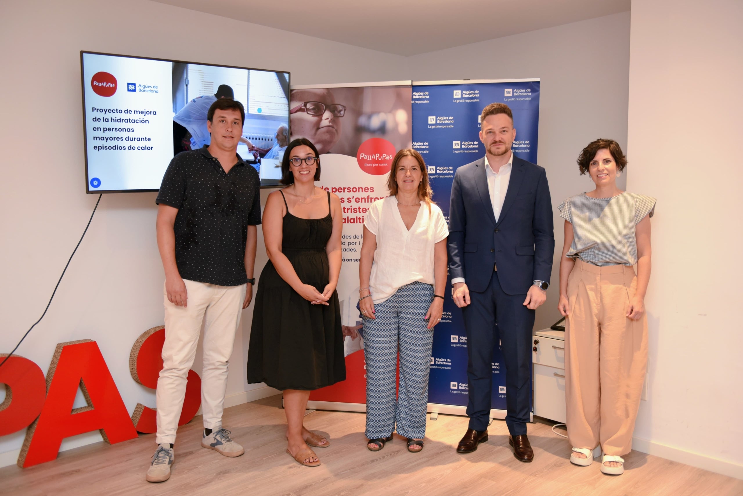 Representants d'Aigües de Barcelona i Pallapupas, que han formalitzat un acord per
promoure el benestar de les persones grans en entorns sociosanitaris / Cedida