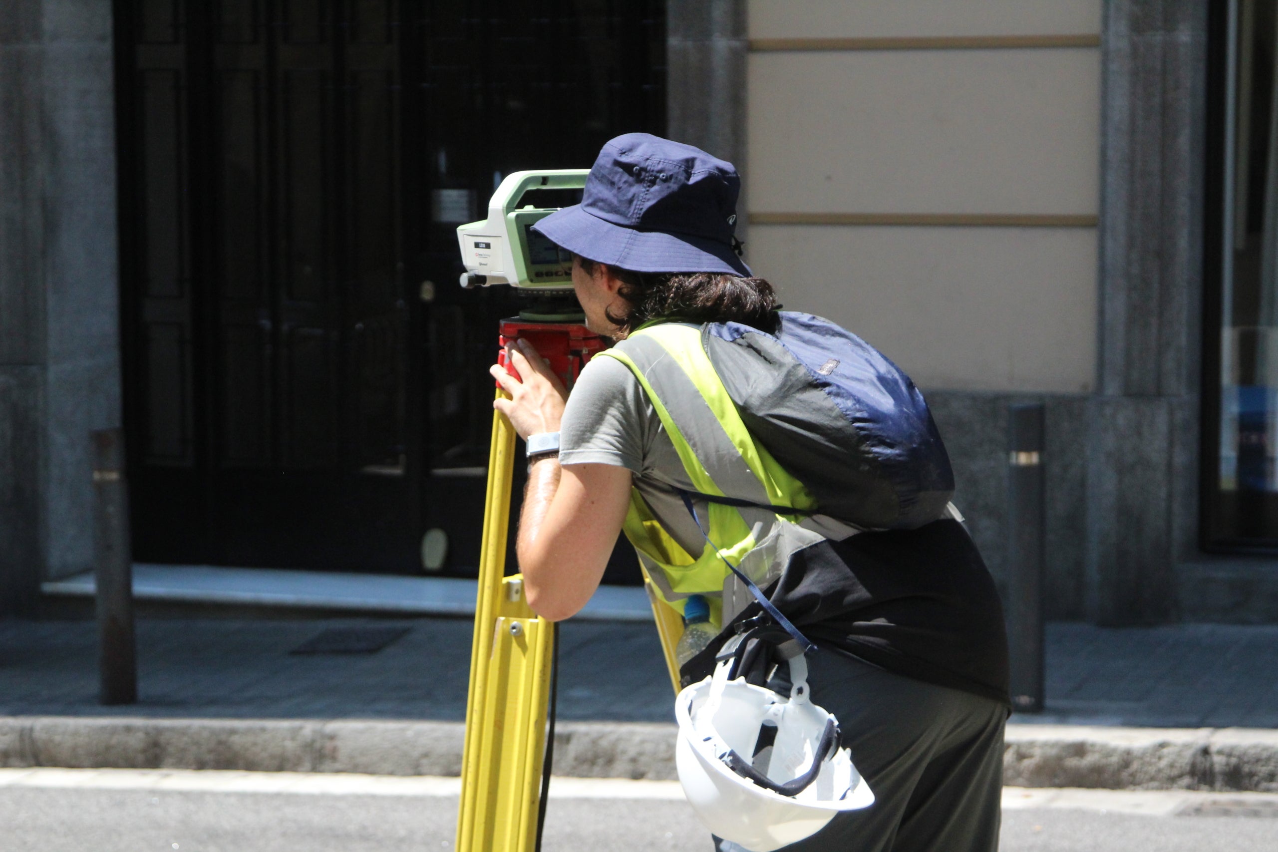 Tècnics treballant a les portes d'una de les finques que han hagut de ser desallotjades per l'esvoranc a Sant Gervasi - la Bonanova / A.R.