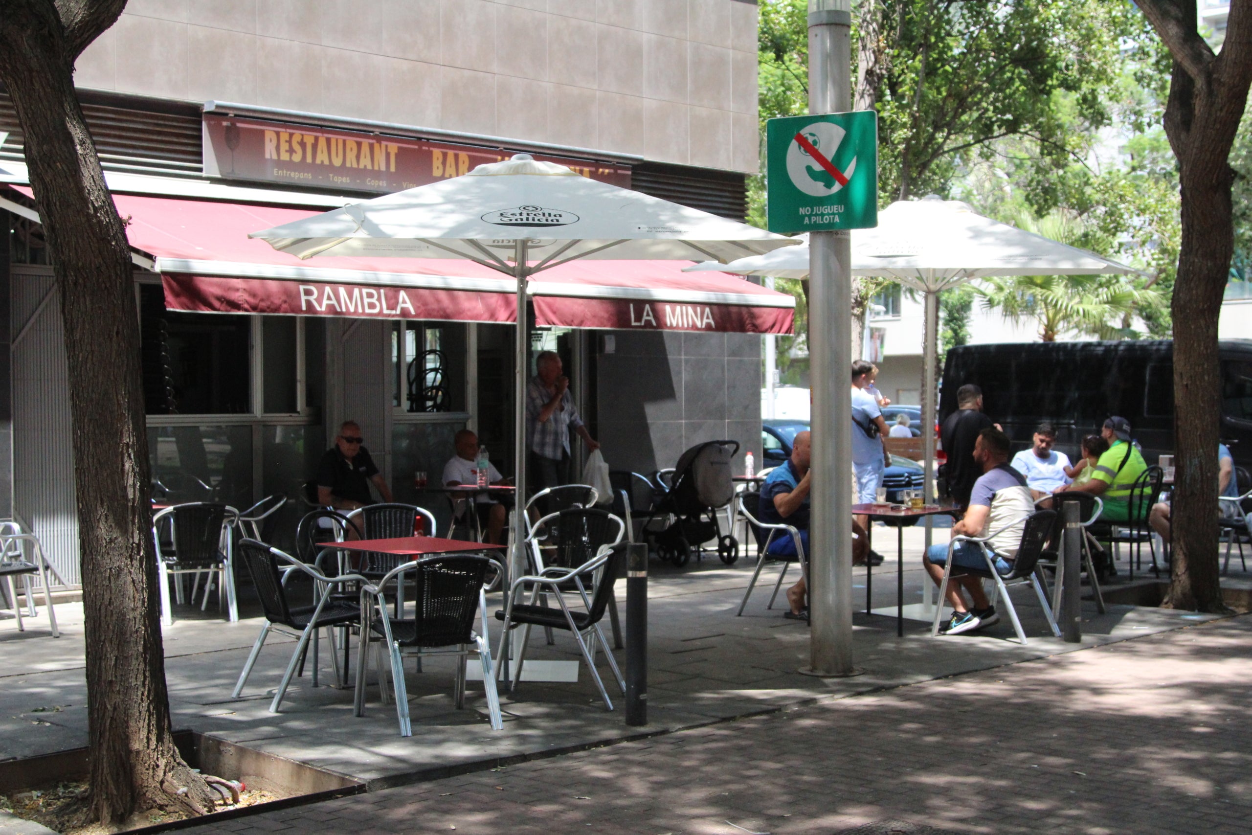 El Bar - Restaurant Rambla de la Mina, base d'operacions contra la seixantena de desnonaments de pisos públics a la Mina / A.R.