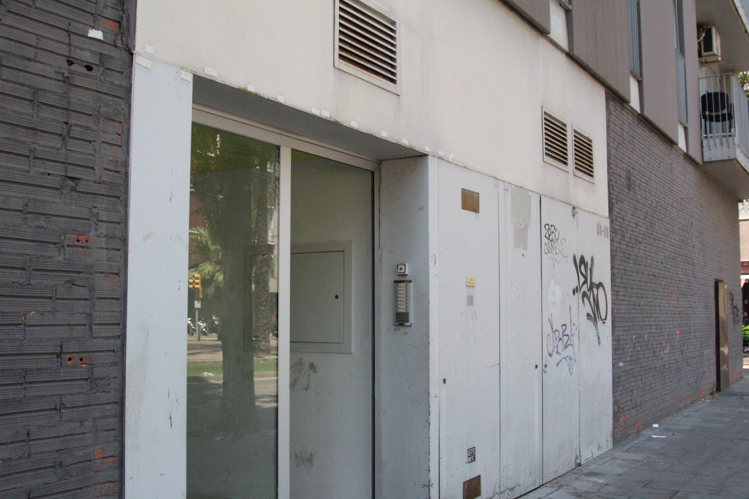 Entrada d'un dels blocs de pisos públics de la Mina on es preveu una seixantena de desnonaments / A.R.