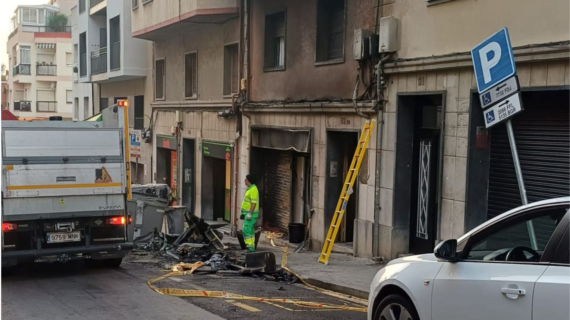 Restes de l'incendi dels tres contenidors a la rambla de la Muntanya, al Guinardó, aquest dijous al matí / Cedida-betevé