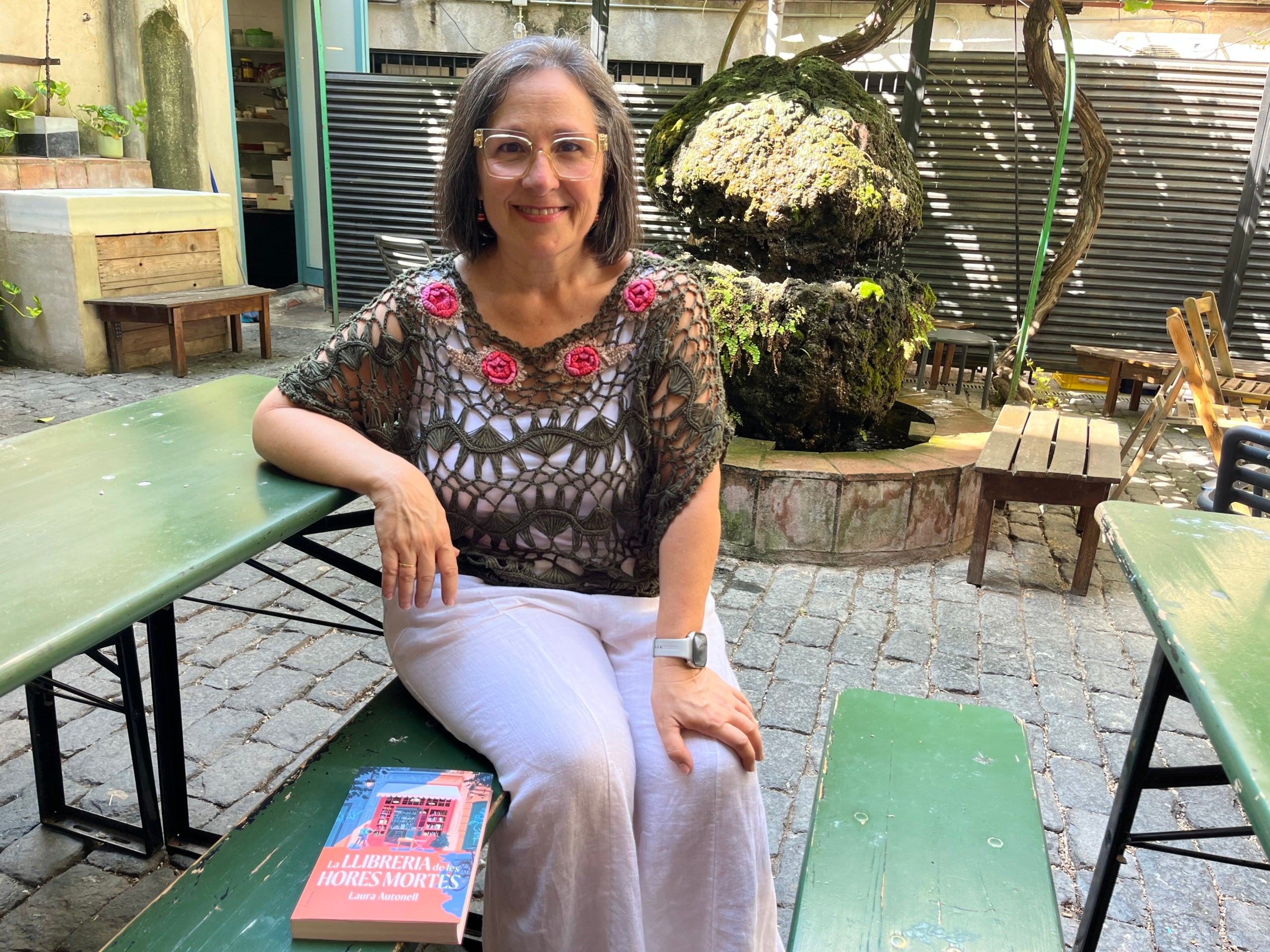 Laura Autonell, autora de 'La llibreria de les hores mortes' (Columna), al pati de la cafeteria de La Central del Raval, després de la trobada amb la premsa / S.B.