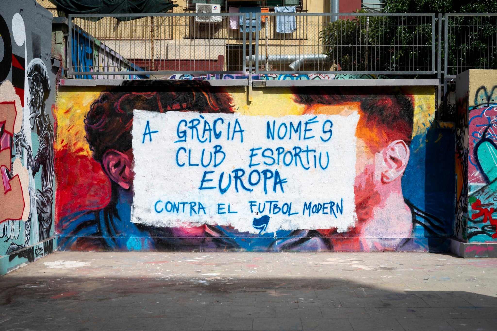 El mural de Lamine Yamal i Leo Messi de Gràcia, vandalitzat / Xarxa X-Eskapulats