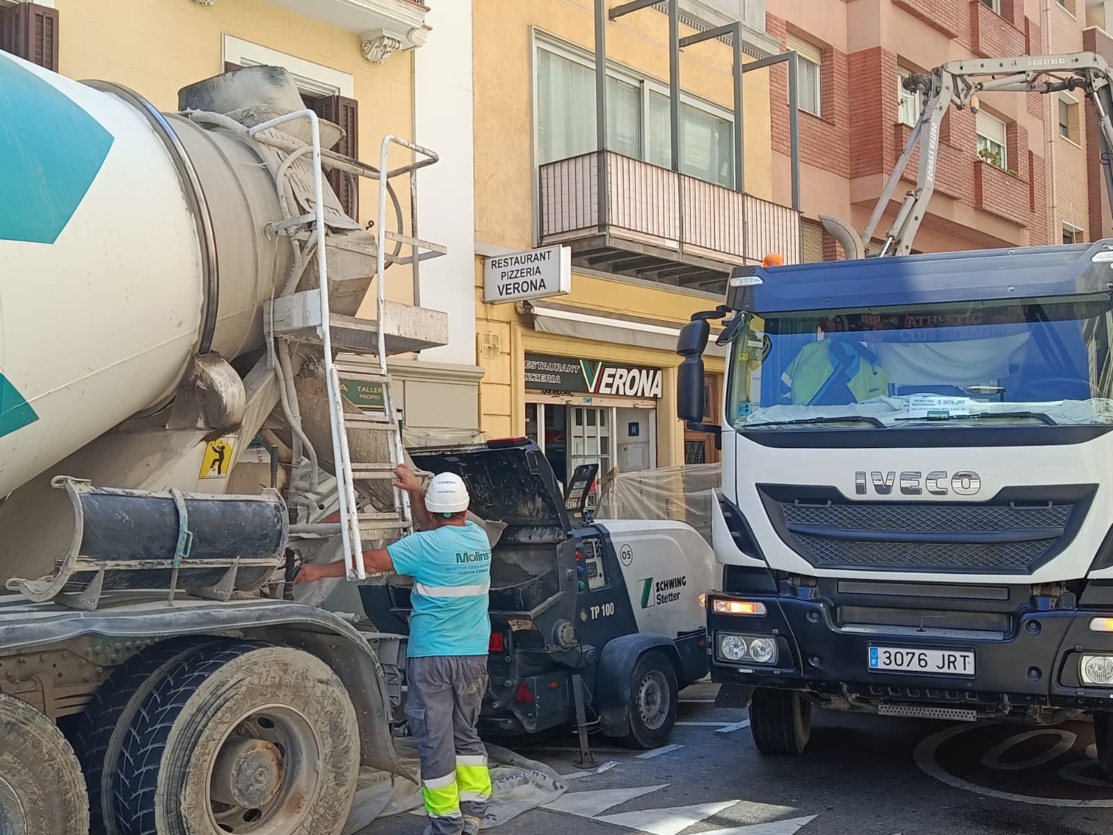 Operarios con camiones frente a la pizzería Verona, donde se ha producido el socavón de la L9 / Jordi Subirana