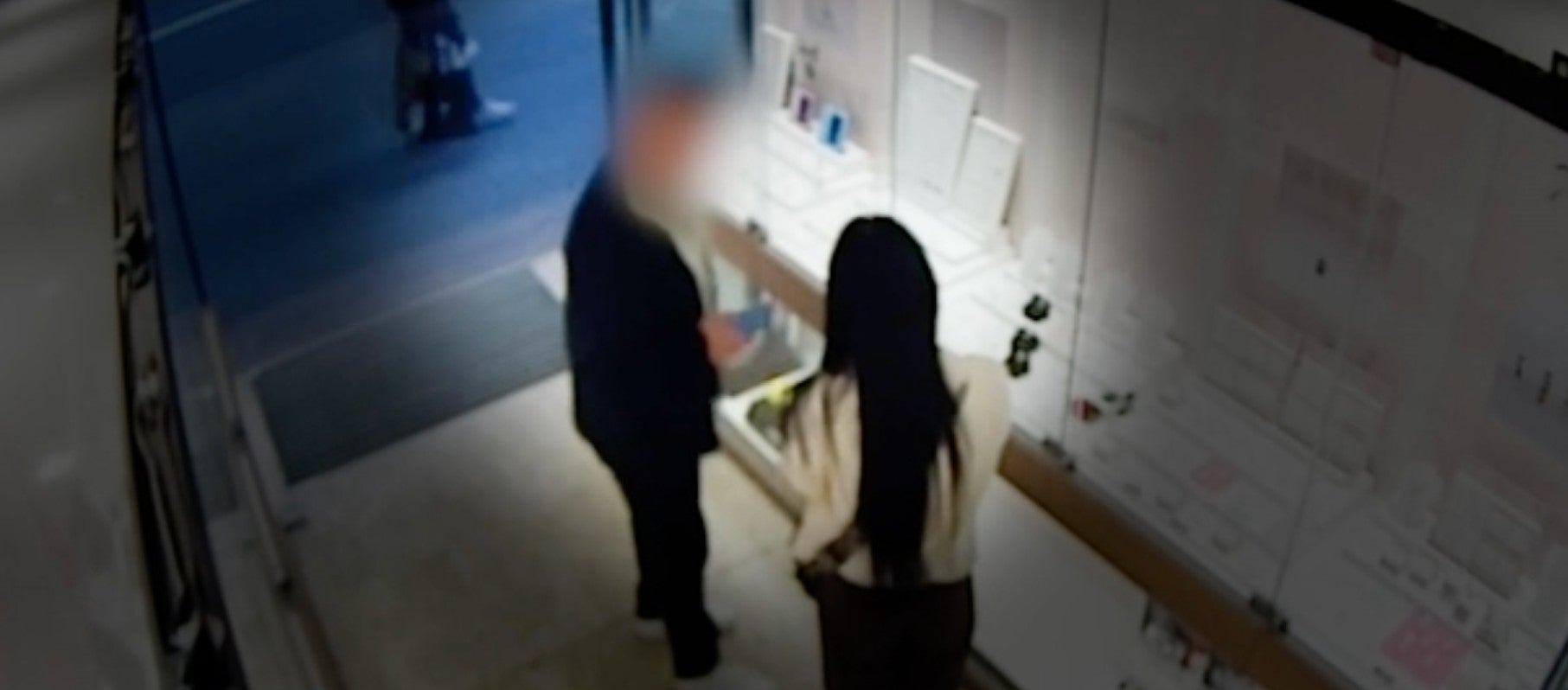 Un moment del robatori a la joieria de Gràcia / Mossos