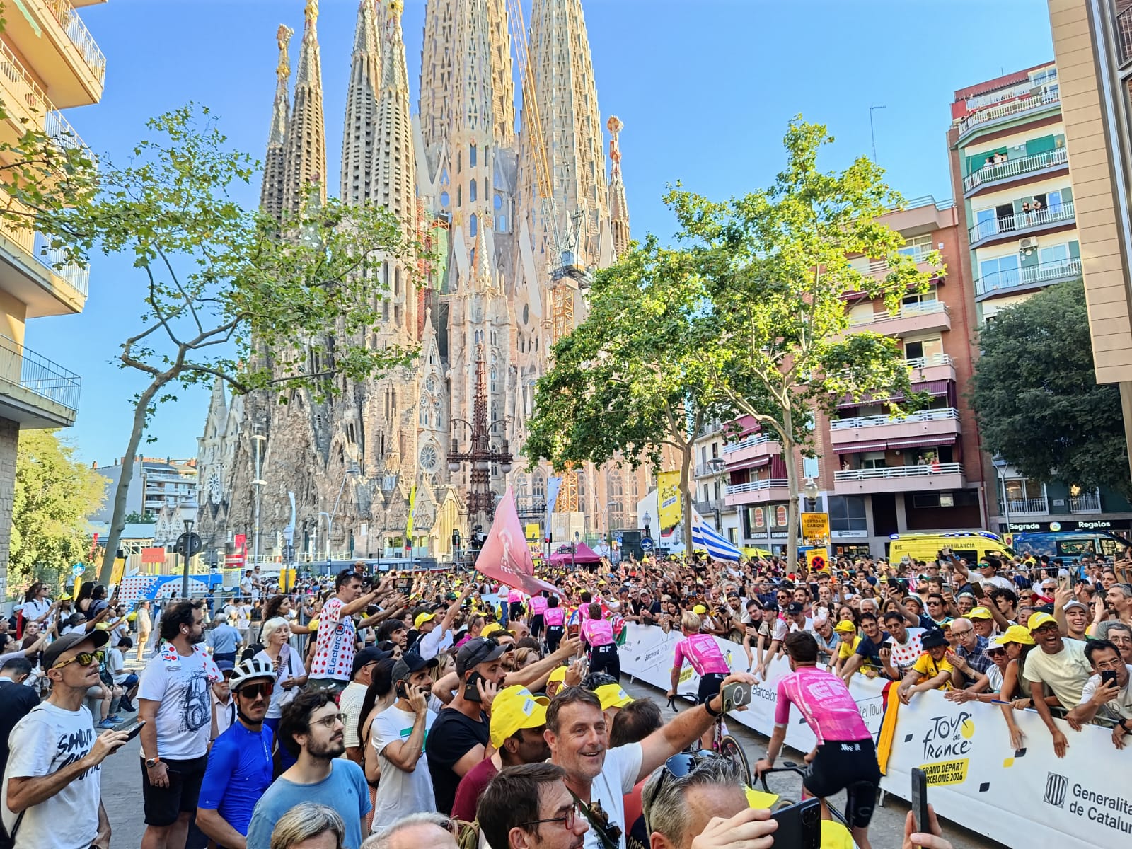 Un equip ciclista passa pel centre de l'avinguda de Gaudí, amb la Sagrada Família al fons / Jordi Subirana