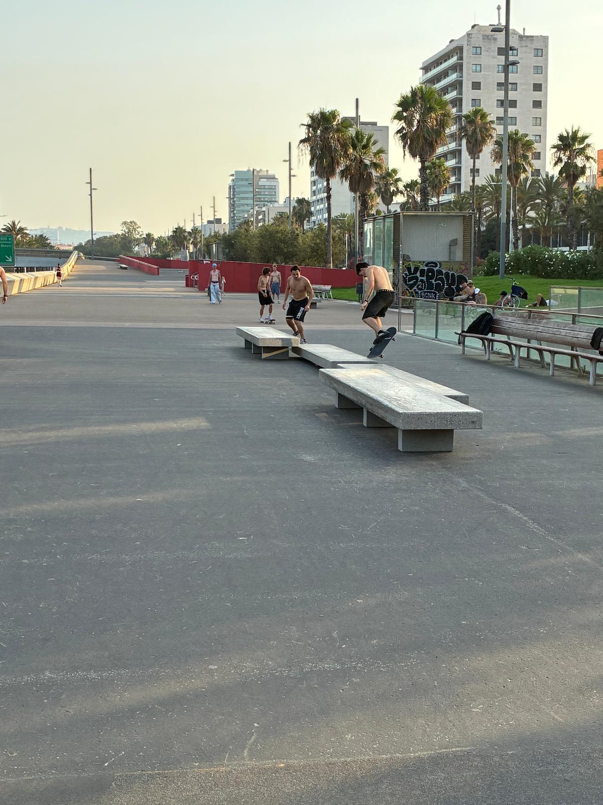'Skaters', en el nou 'skatepark', del districte de Sant Martí / Movimiento Diagonal Mar