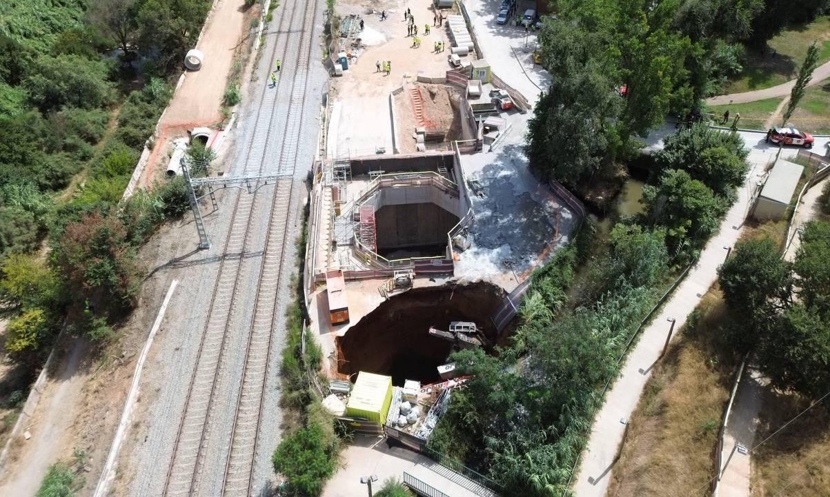 Tallades un tram de tres línies de Rodalies per l’esfondrament d’un pou de les obres de Montcada / Cedida Tot Barcelona