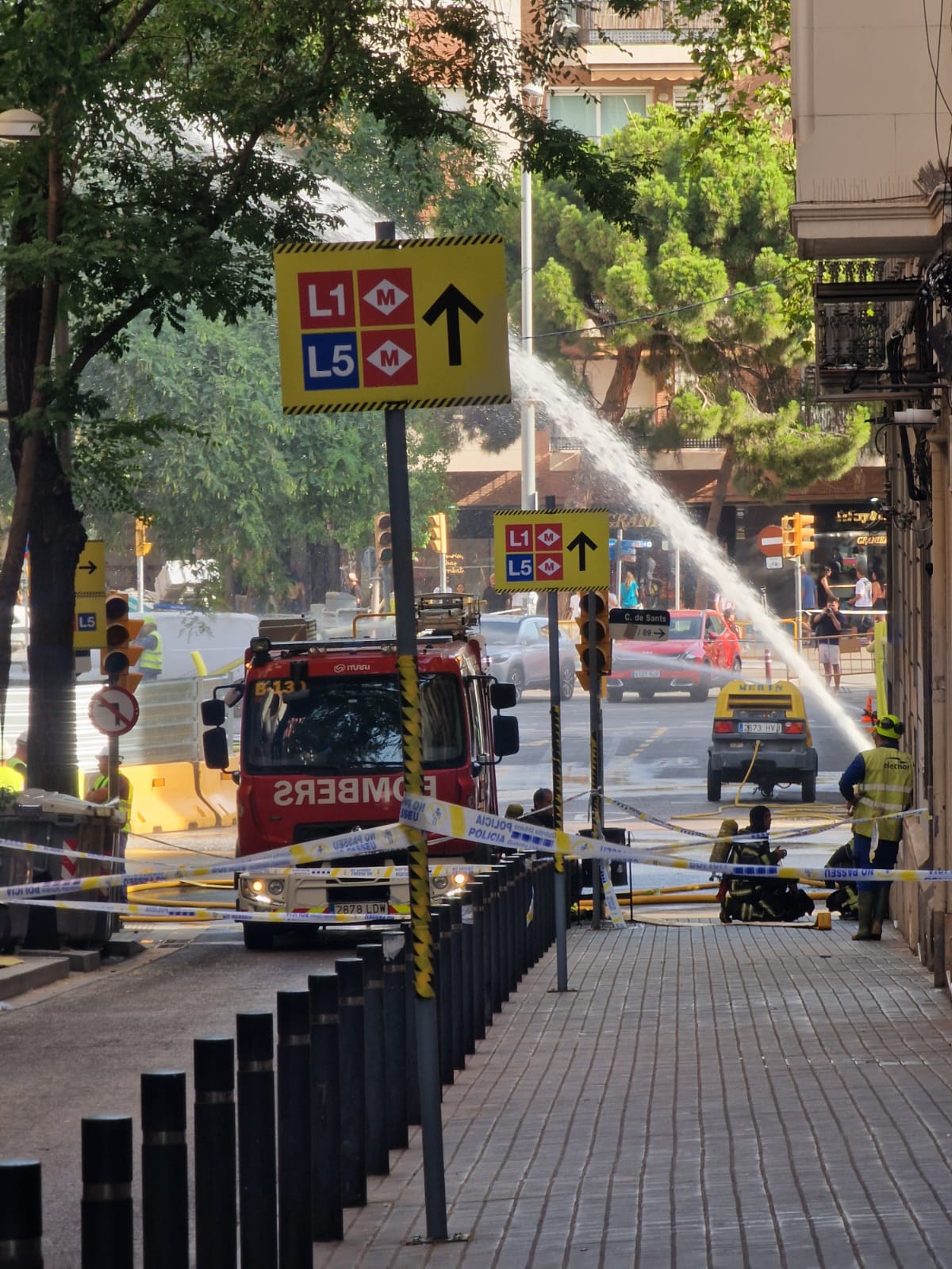 Bombers treballant a la zona de la plaça de Sants per la fuita de gas | Cedida al TOT per ERC