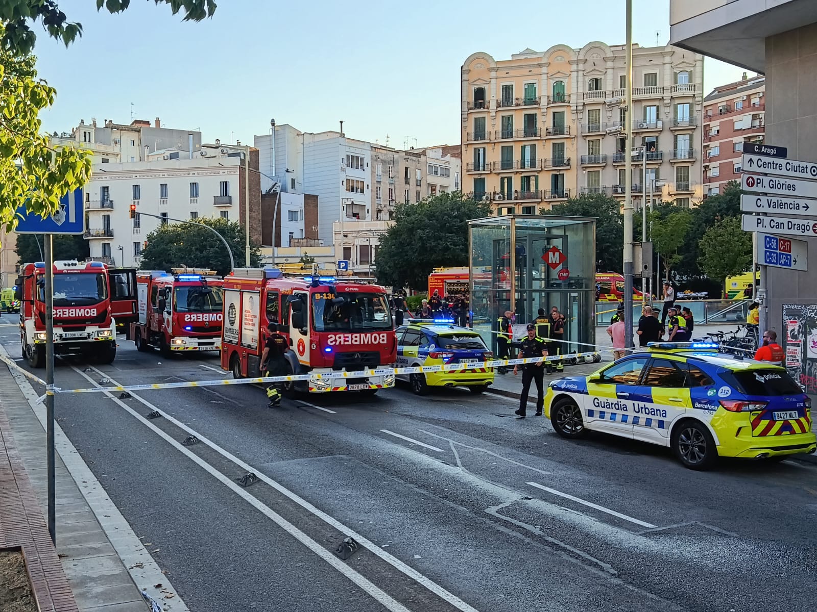 Bombers i Guàrdia Urbana, a l'estació de metro del Clot, durant l'incendi d'aquest dilluns / Jordi Subirana